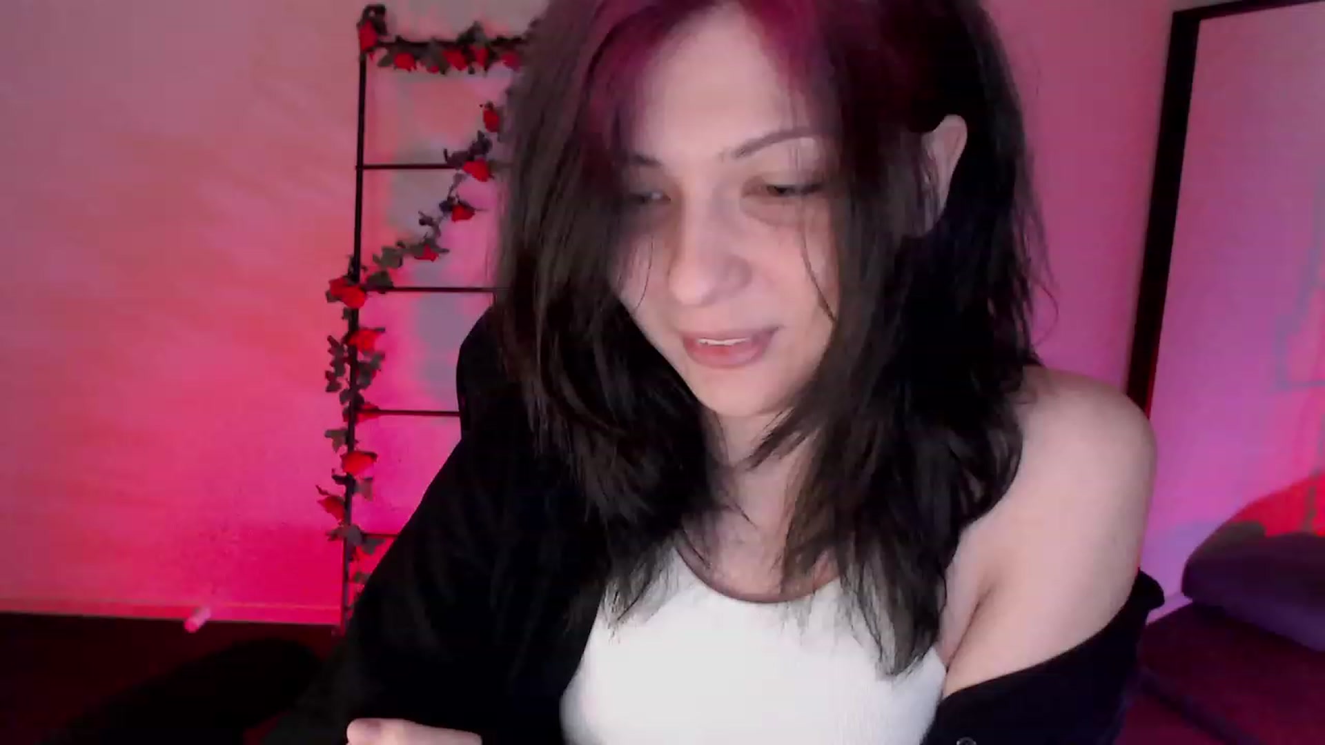 Gallery image thumbnail from RoomToAvoid's myfreecams stream on, 01/13/2023, 24:11 image 1 of 20