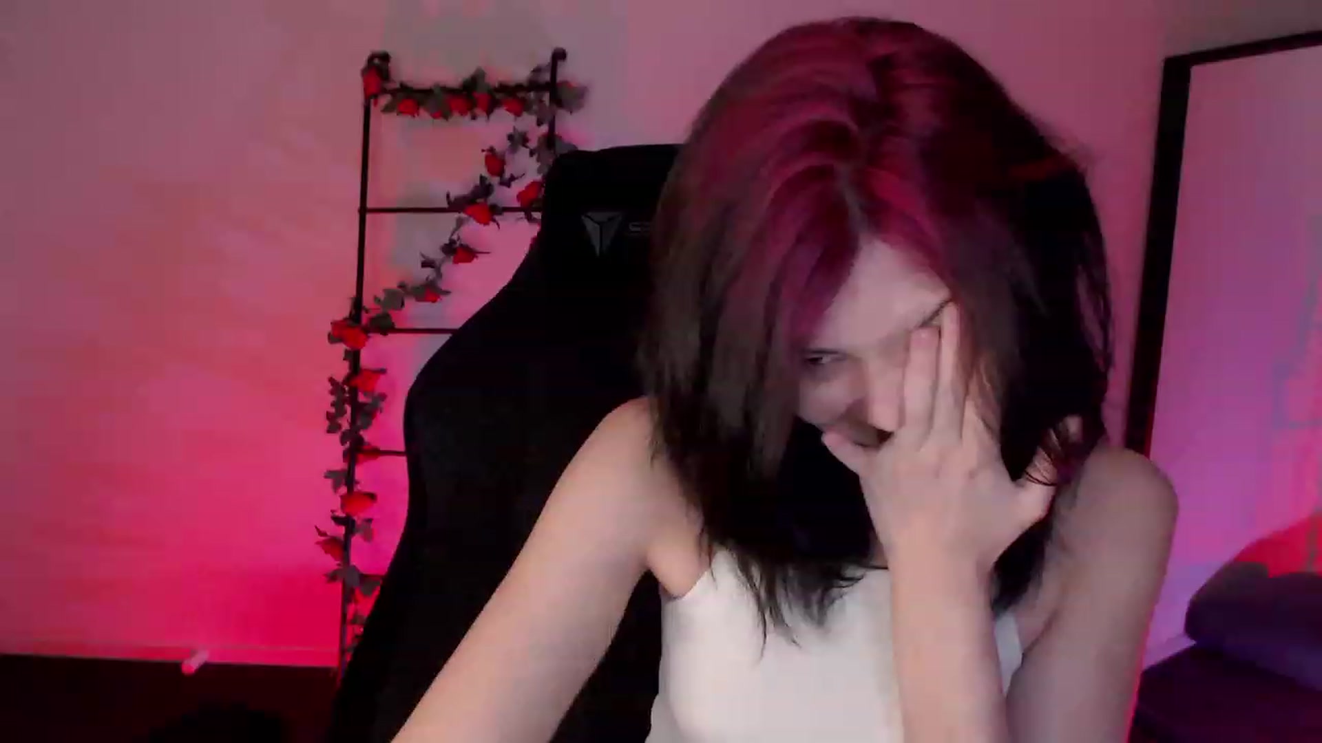 Gallery image thumbnail from RoomToAvoid's myfreecams stream on, 01/13/2023, 24:11 image 17 of 20