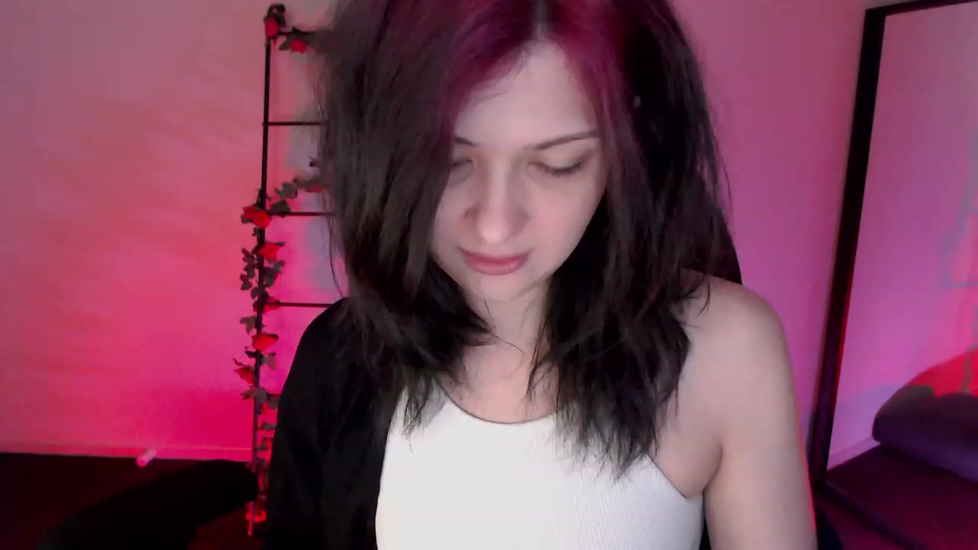 Gallery image thumbnail from RoomToAvoid's myfreecams stream on, 01/13/2023, 24:11 image 2 of 20