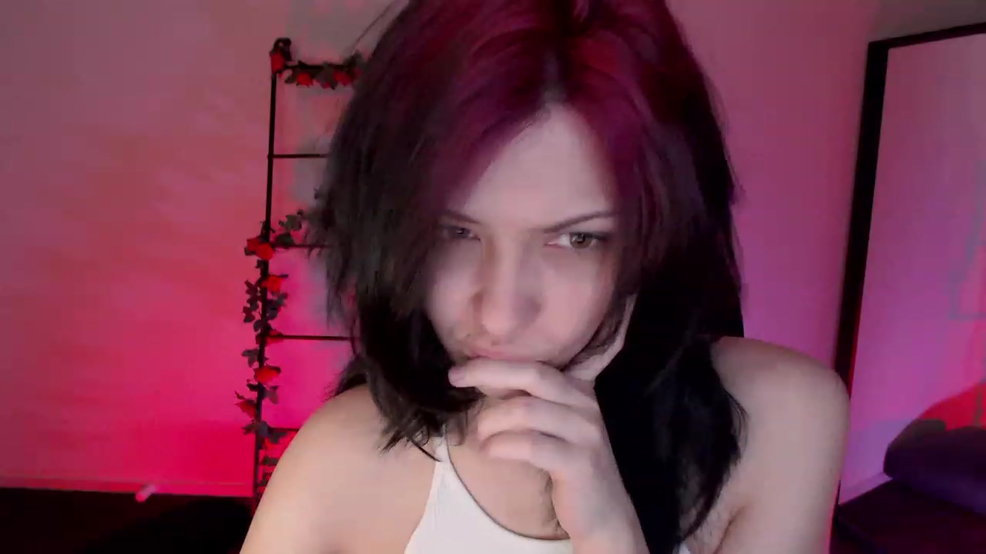 Gallery image thumbnail from RoomToAvoid's myfreecams stream on, 01/13/2023, 24:11 image 13 of 20