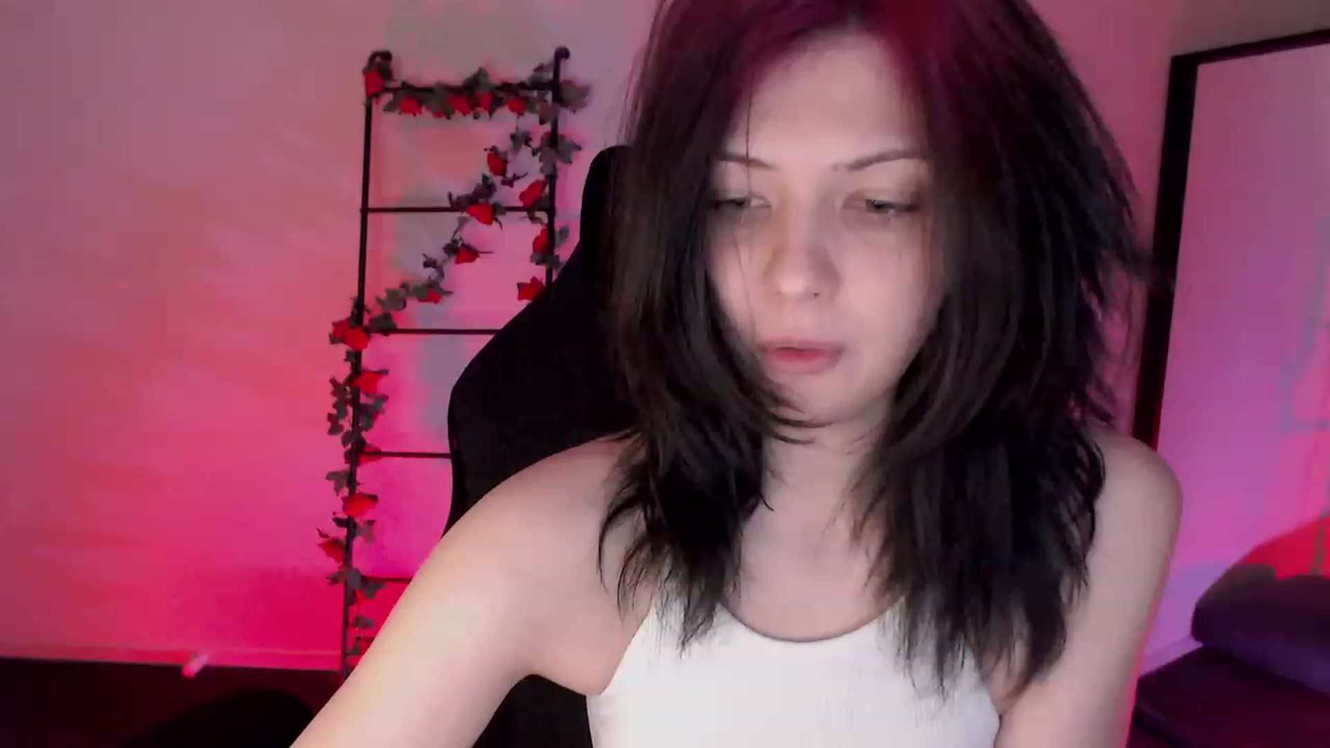 Gallery image thumbnail from RoomToAvoid's myfreecams stream on, 01/13/2023, 24:11 image 5 of 20