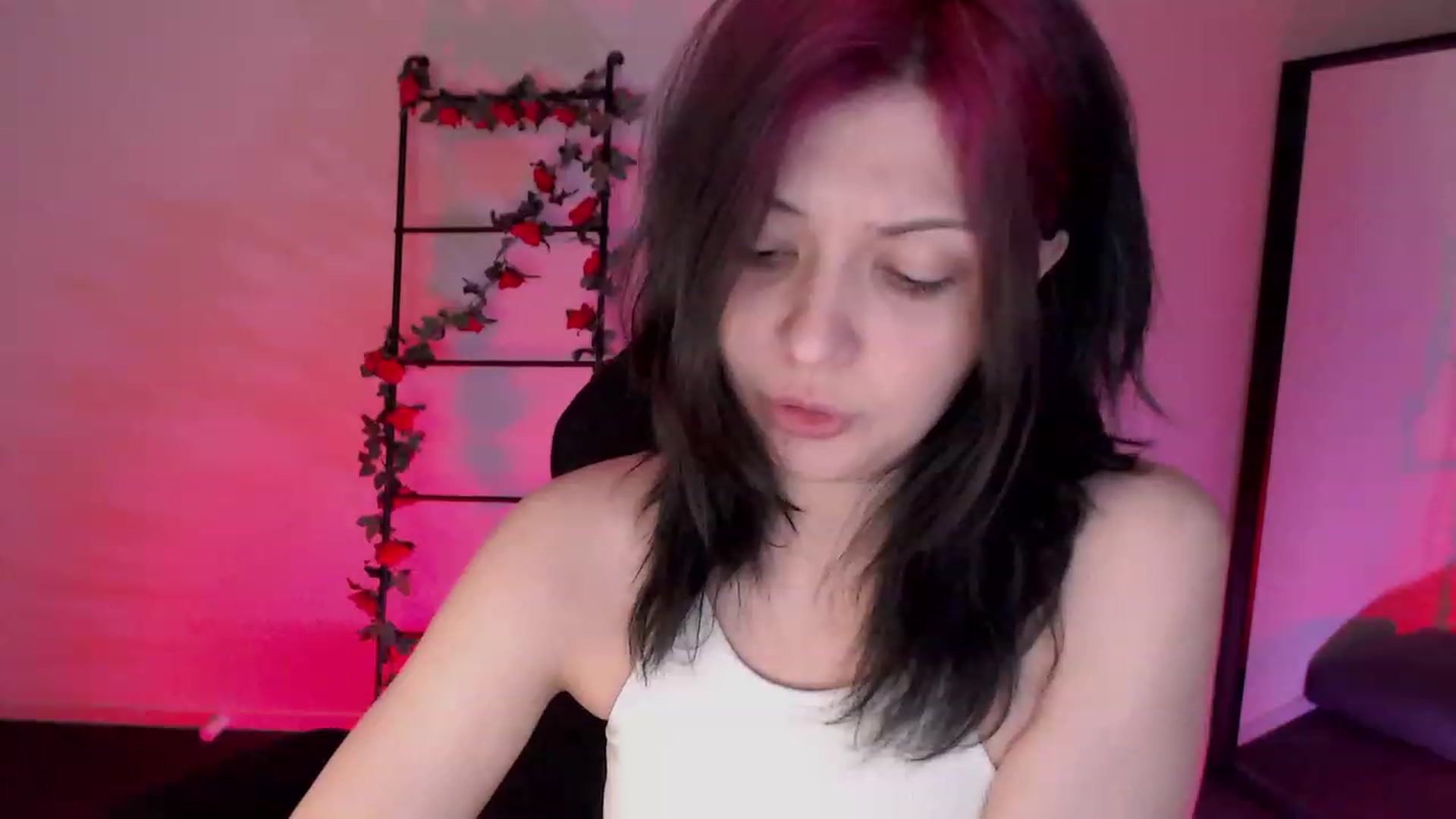 Gallery image thumbnail from RoomToAvoid's myfreecams stream on, 01/13/2023, 24:11 image 8 of 20
