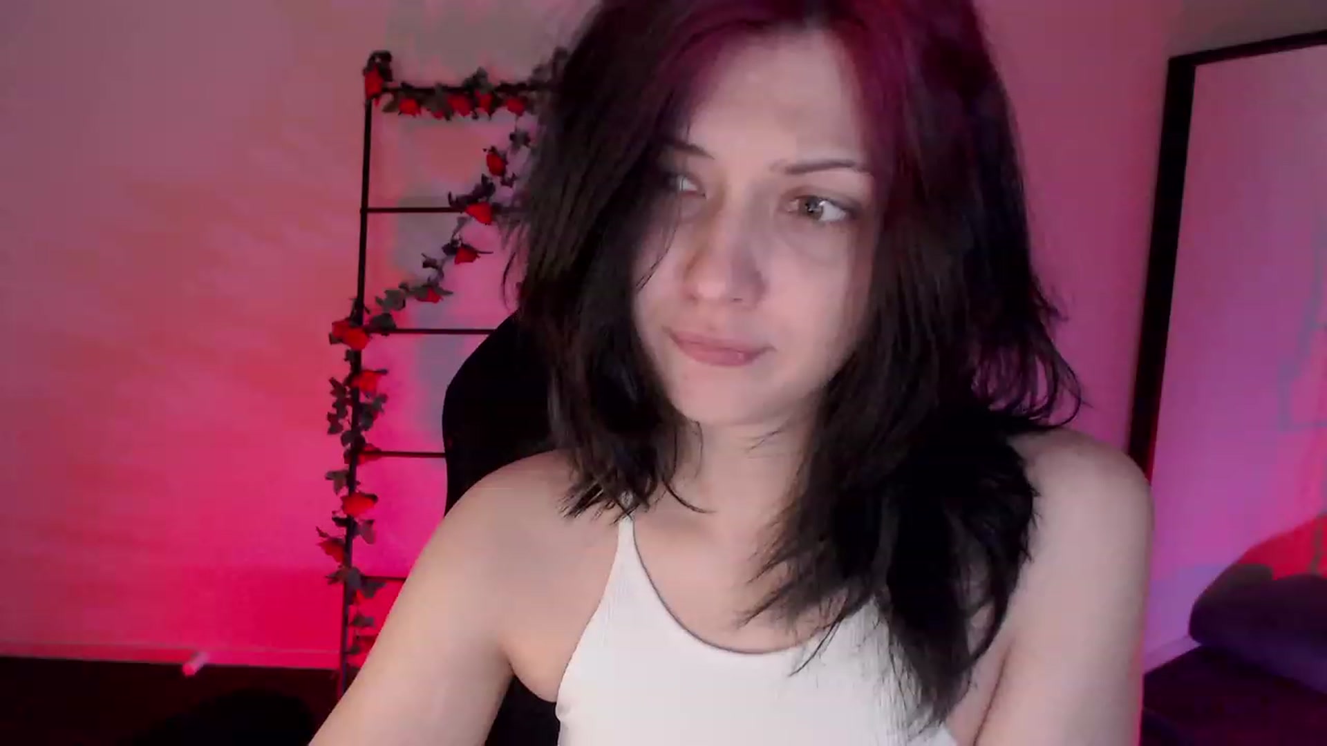 Gallery image thumbnail from RoomToAvoid's myfreecams stream on, 01/13/2023, 24:11 image 14 of 20