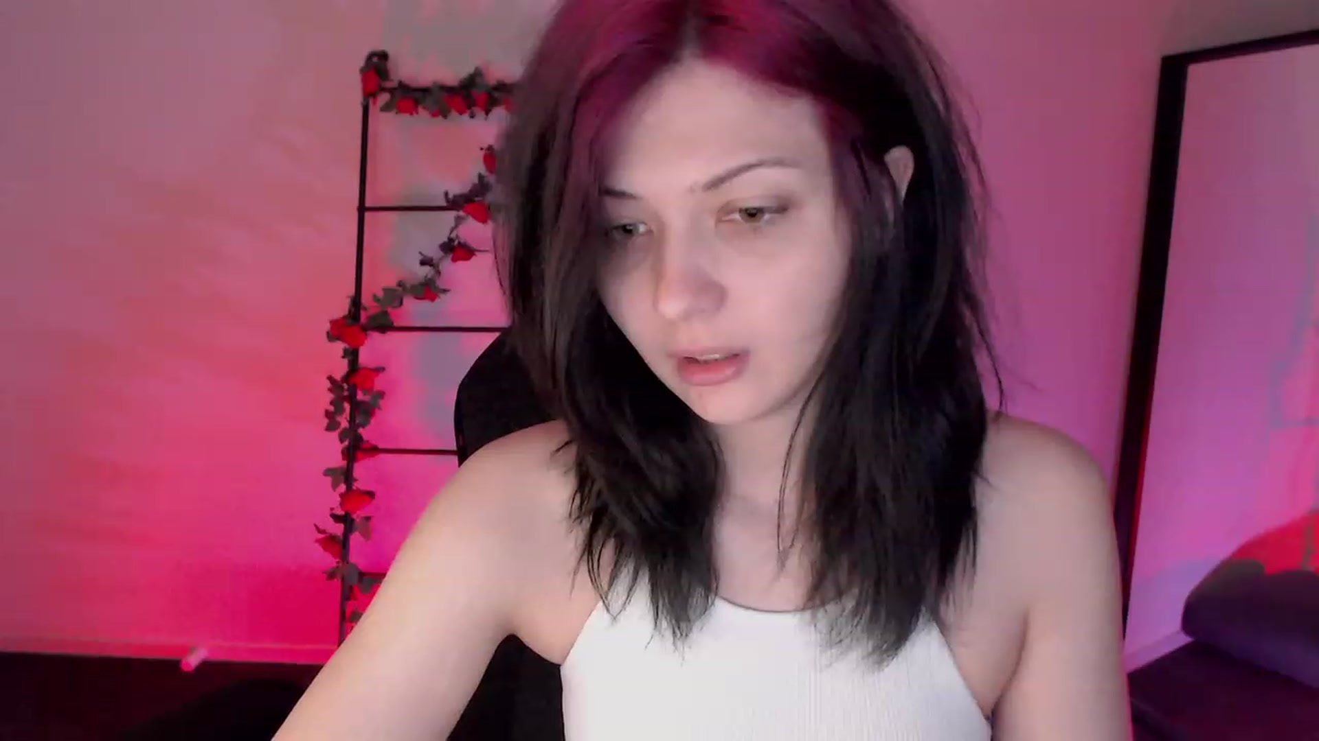 Gallery image thumbnail from RoomToAvoid's myfreecams stream on, 01/13/2023, 24:11 image 11 of 20