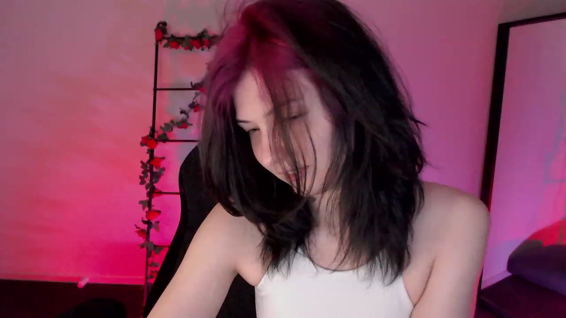 Gallery image thumbnail from RoomToAvoid's myfreecams stream on, 01/13/2023, 24:11 image 6 of 20