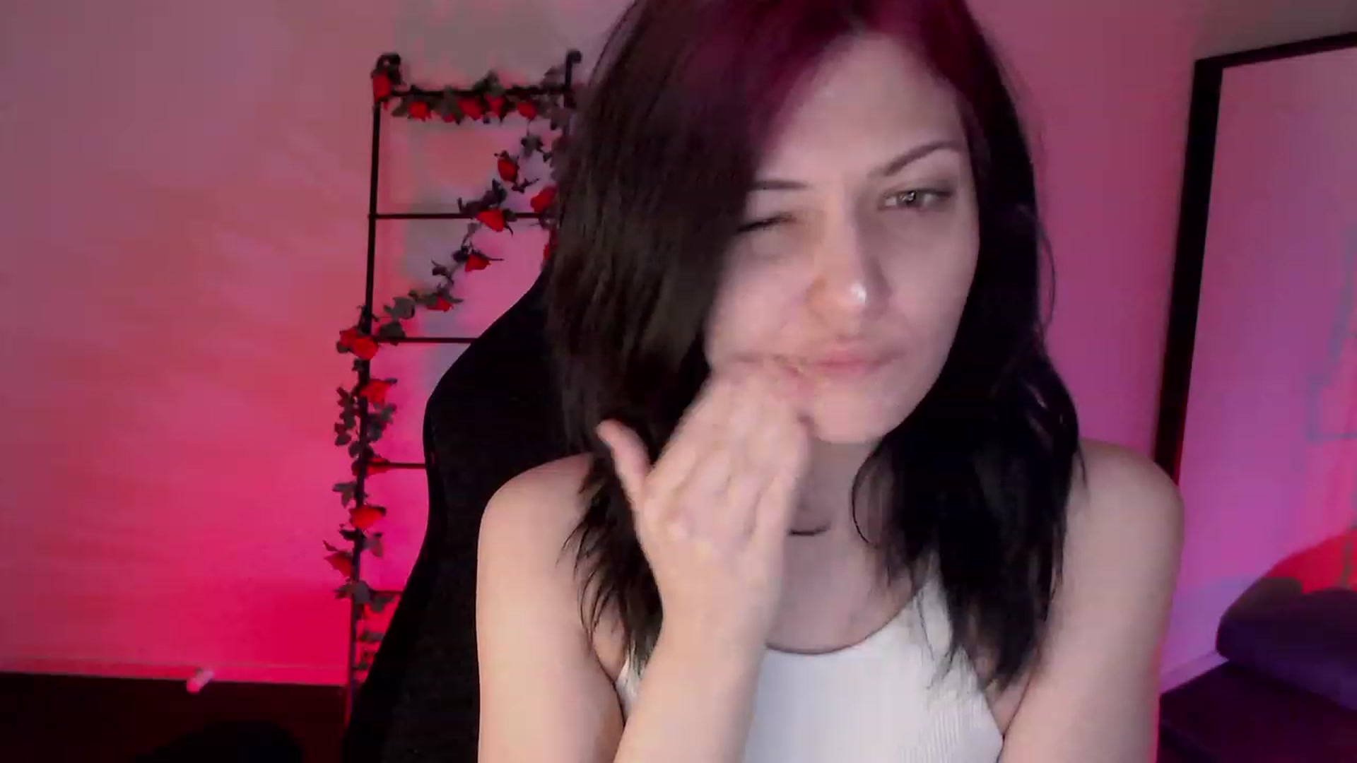 Gallery image thumbnail from RoomToAvoid's myfreecams stream on, 01/13/2023, 24:11 image 18 of 20