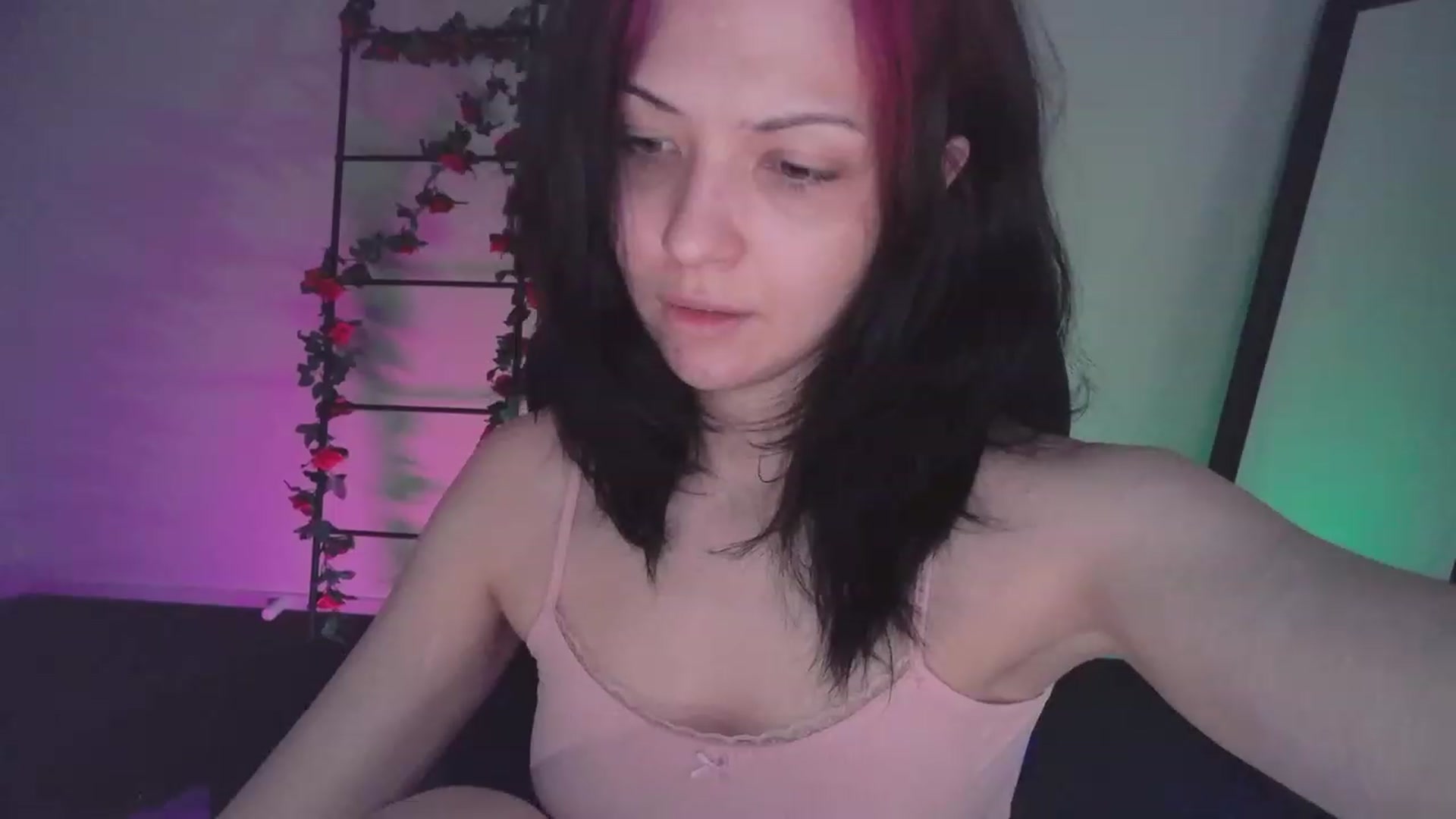 Gallery image thumbnail from RoomToAvoid's myfreecams stream on, 01/16/2023, 24:32 image 12 of 20