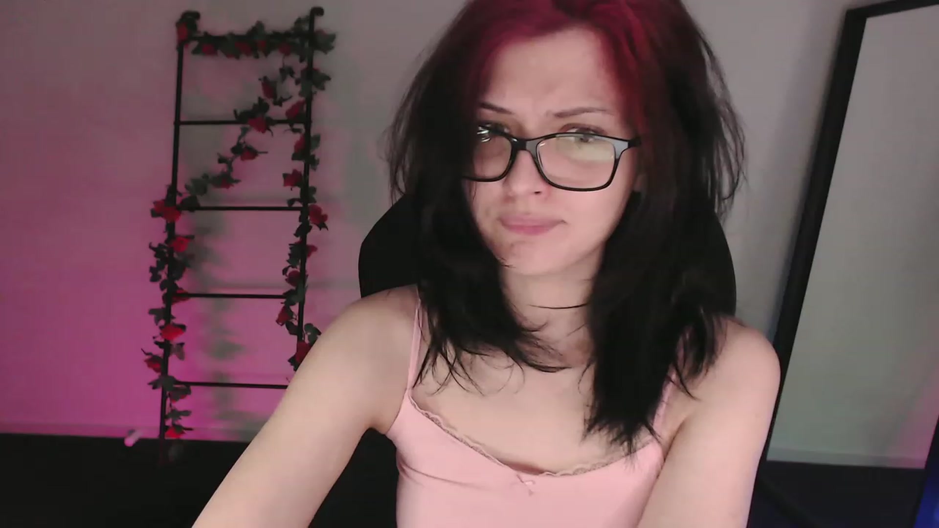 Gallery image thumbnail from RoomToAvoid's myfreecams stream on, 01/16/2023, 06:38 image 2 of 20