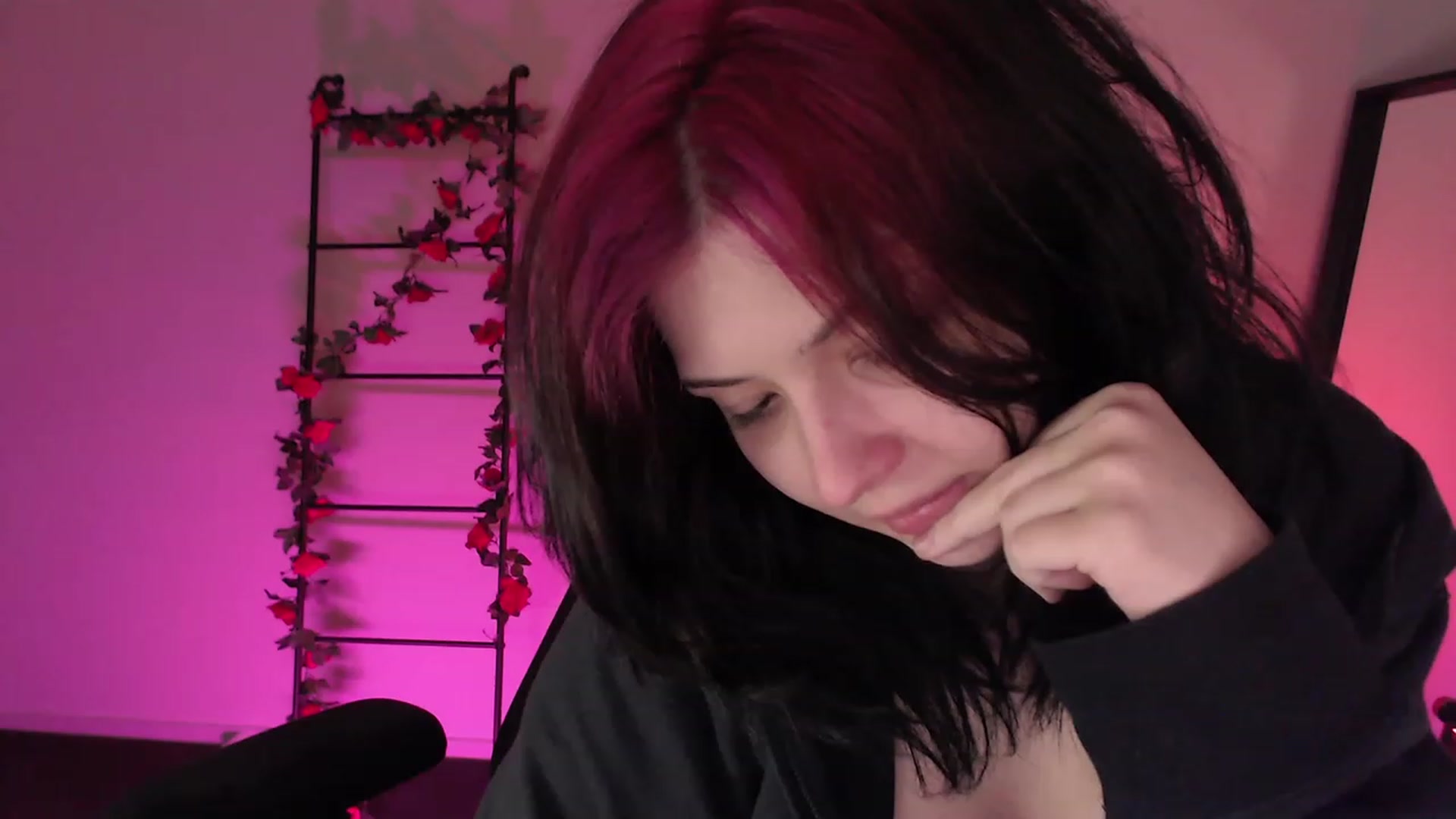 Gallery image thumbnail from RoomToAvoid's myfreecams stream on, 01/17/2023, 04:51 image 20 of 20