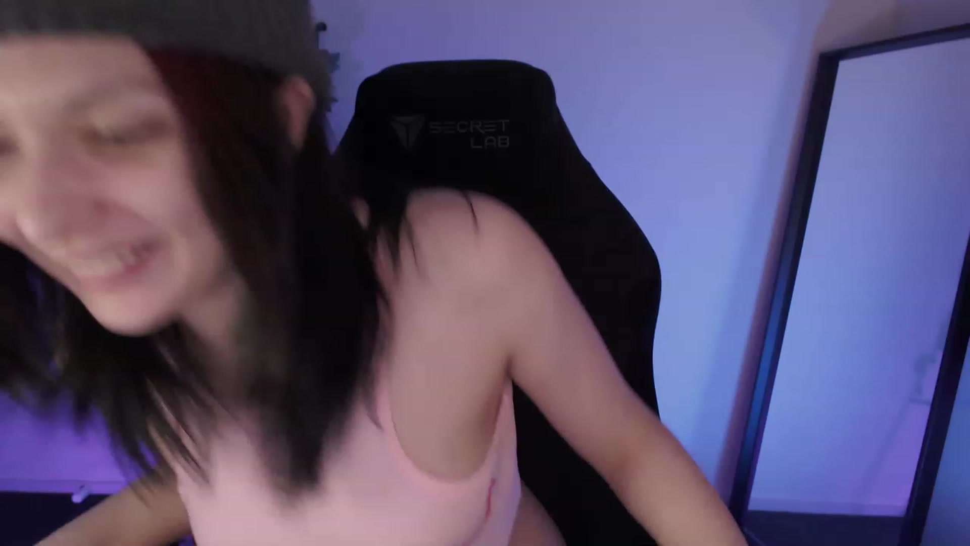 Gallery image thumbnail from RoomToAvoid's myfreecams stream on, 01/19/2023, 05:50 image 1 of 20