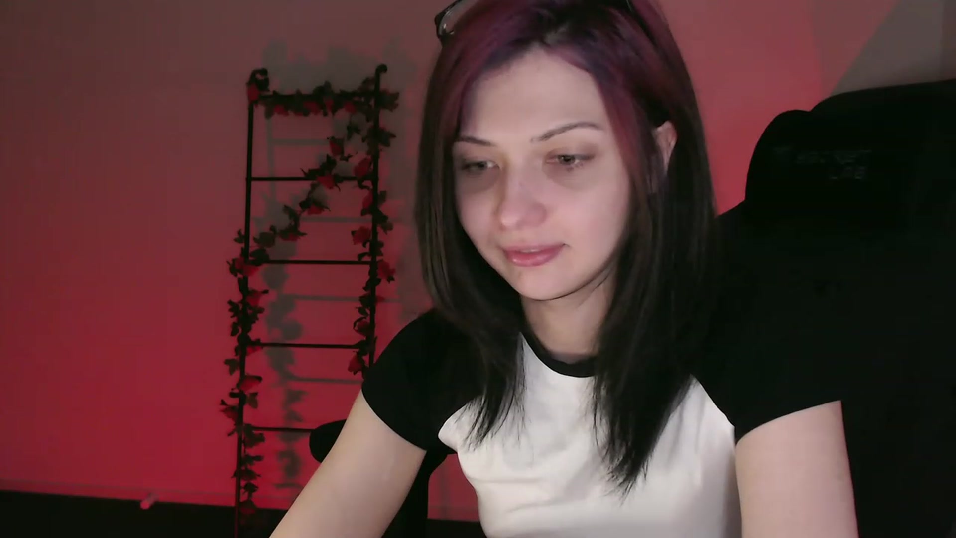 Gallery image thumbnail from RoomToAvoid's myfreecams stream on, 01/21/2023, 07:44 image 13 of 20