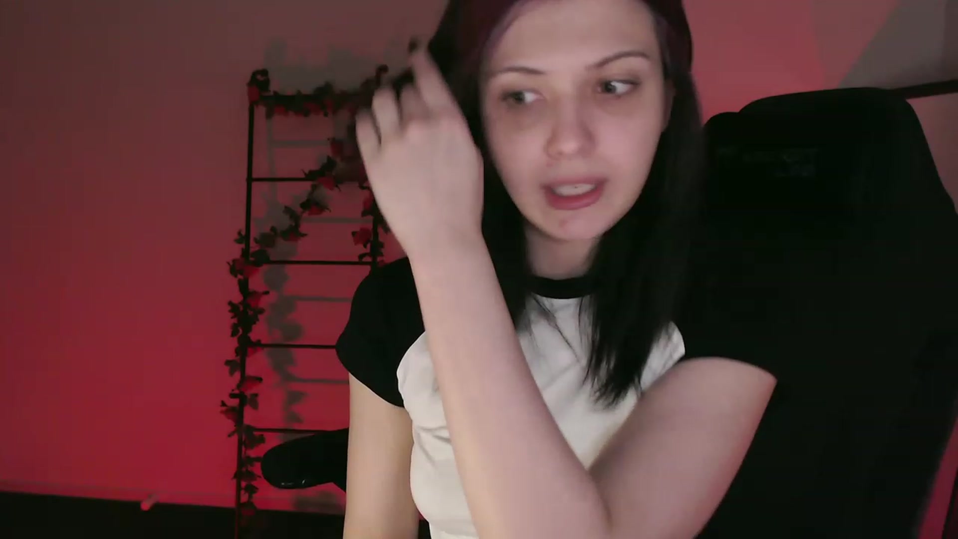 Gallery image thumbnail from RoomToAvoid's myfreecams stream on, 01/21/2023, 07:44 image 9 of 20