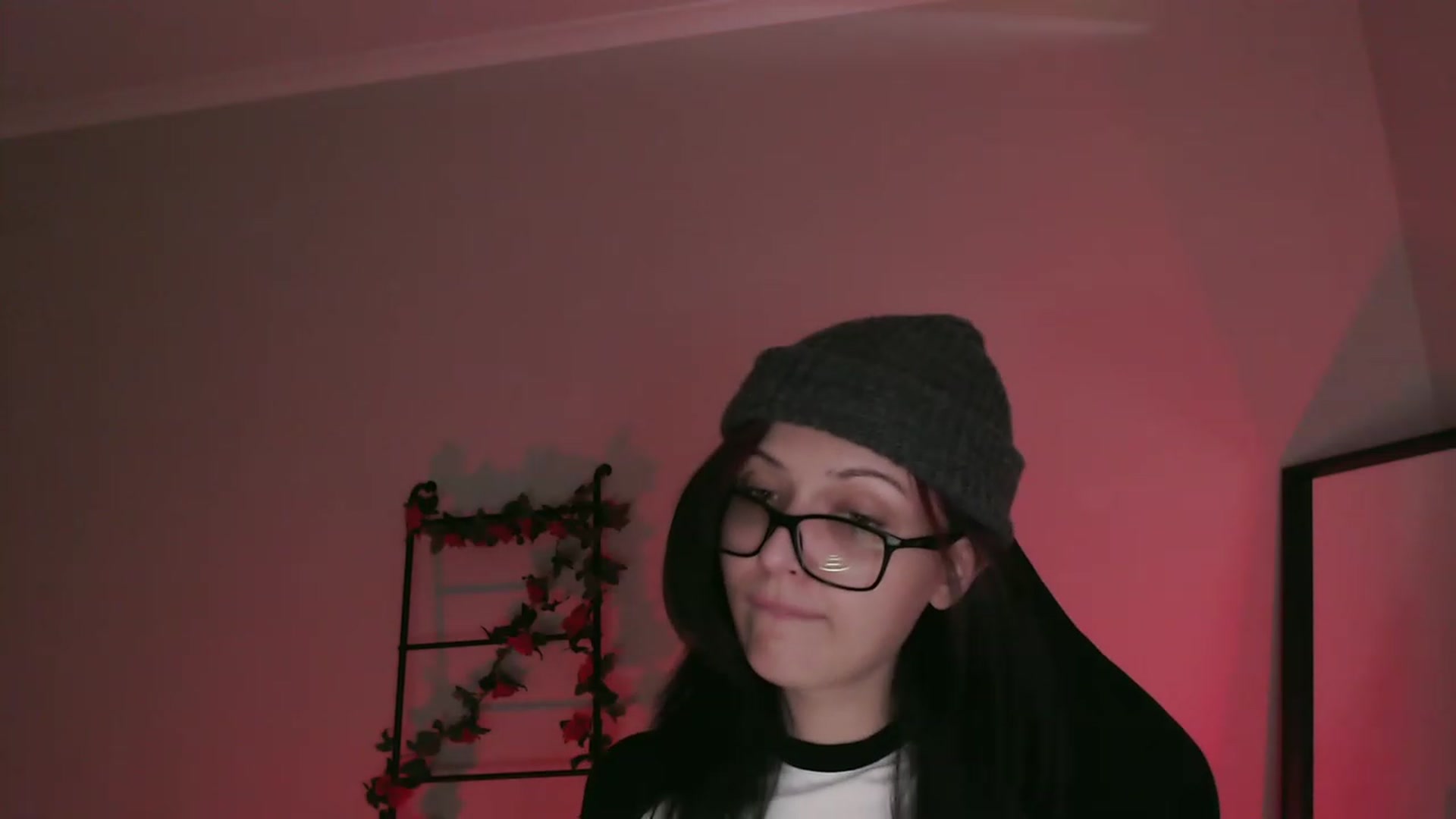 Gallery image thumbnail from RoomToAvoid's myfreecams stream on, 01/21/2023, 07:44 image 18 of 20