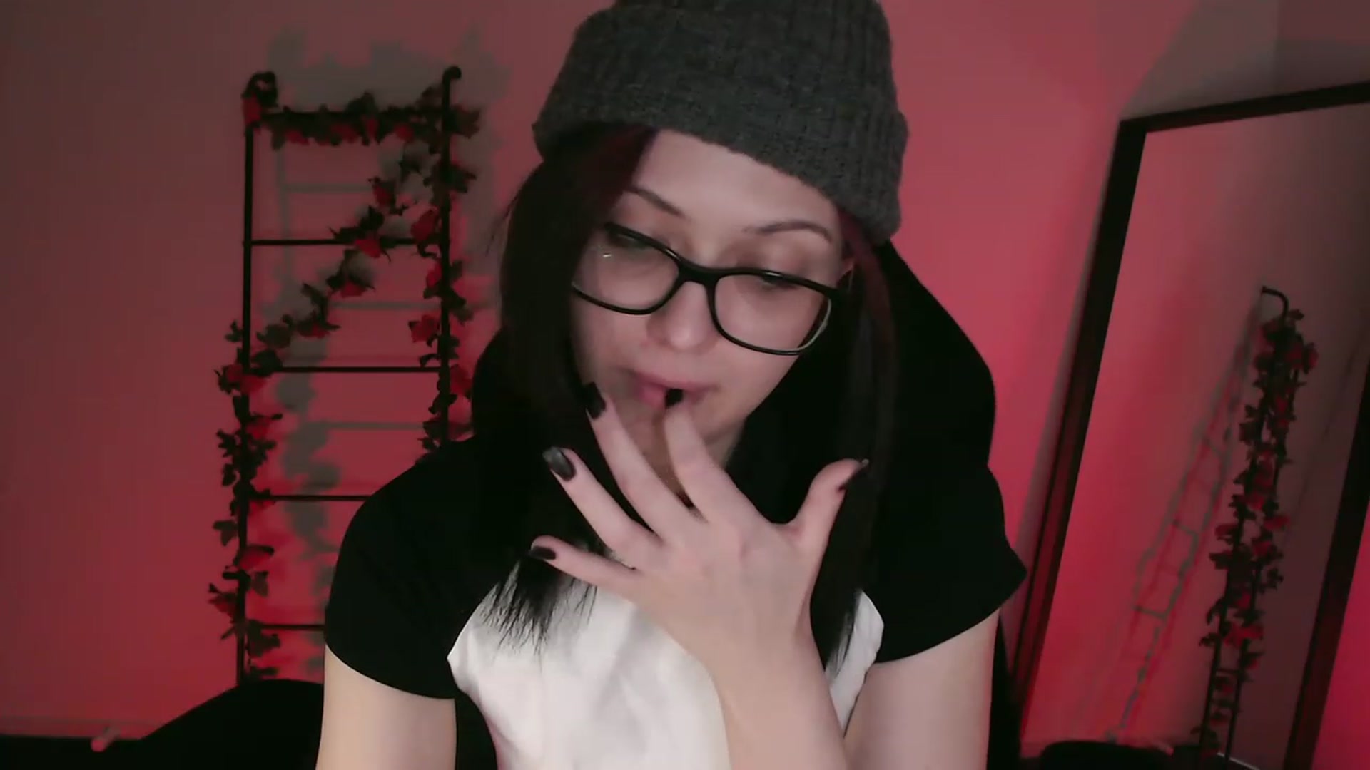 Gallery image thumbnail from RoomToAvoid's myfreecams stream on, 01/21/2023, 07:44 image 17 of 20