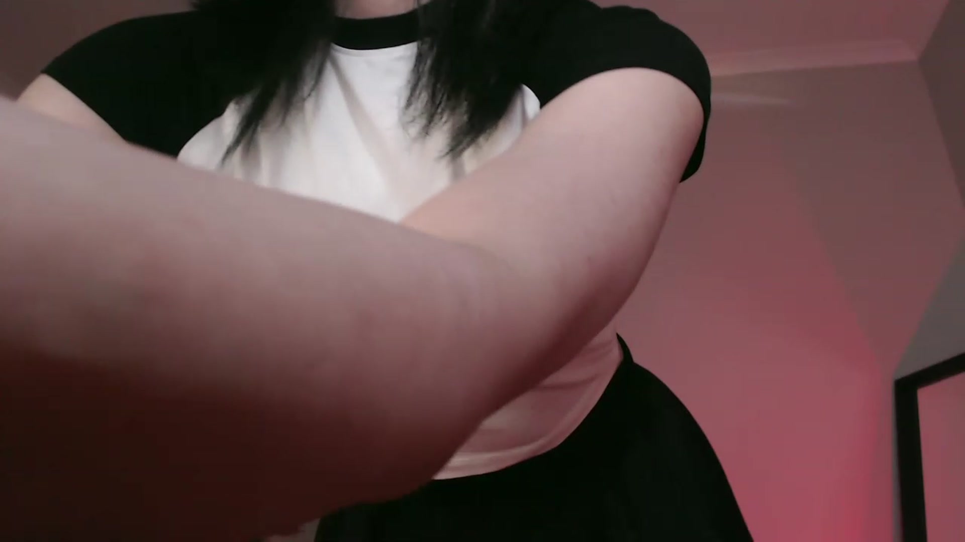 Gallery image thumbnail from RoomToAvoid's myfreecams stream on, 01/21/2023, 07:44 image 15 of 20