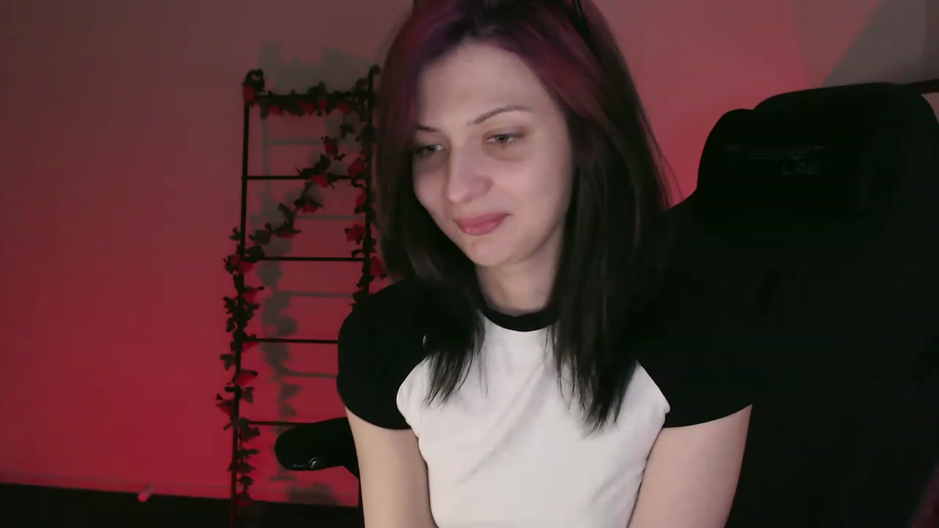 Gallery image thumbnail from RoomToAvoid's myfreecams stream on, 01/21/2023, 07:44 image 10 of 20