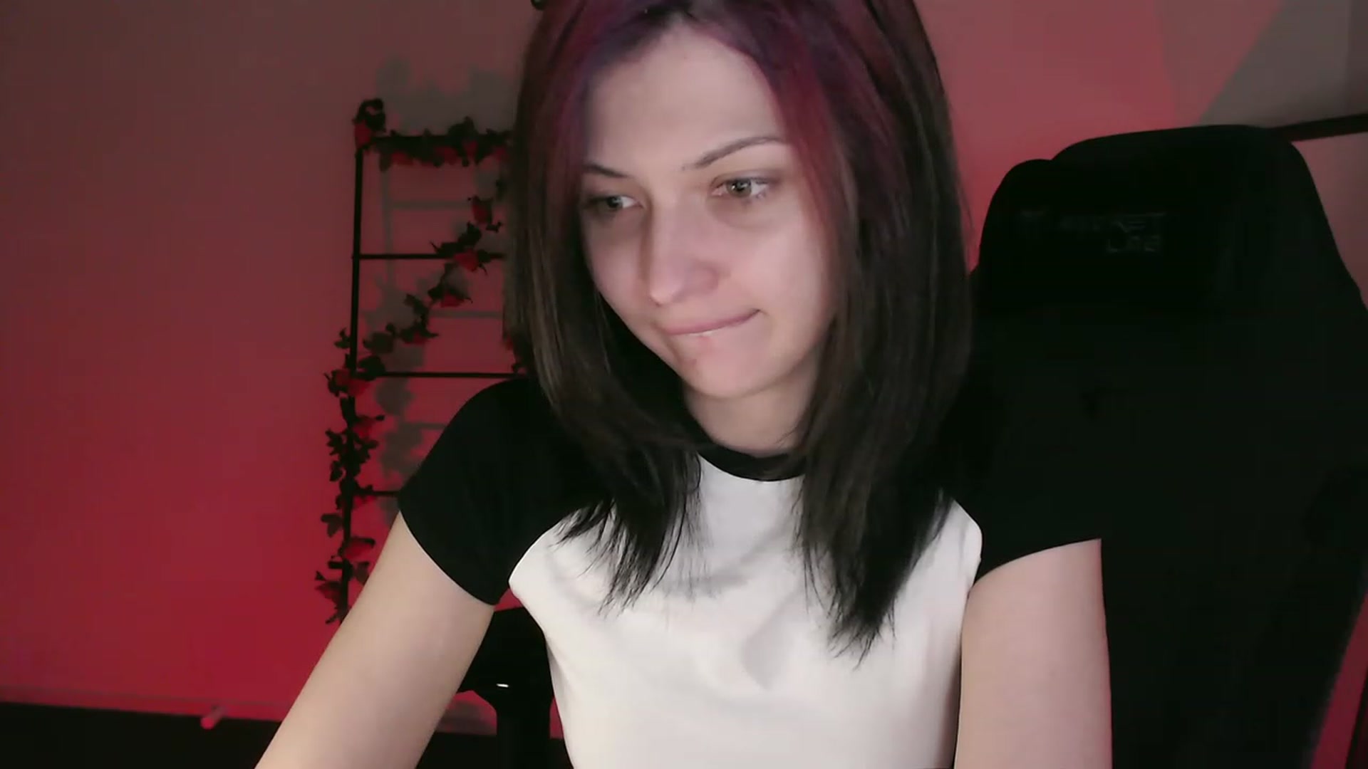 Gallery image thumbnail from RoomToAvoid's myfreecams stream on, 01/21/2023, 07:44 image 12 of 20