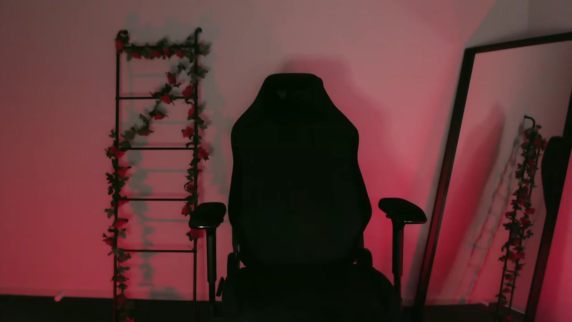 Gallery image thumbnail from RoomToAvoid's myfreecams stream on, 01/21/2023, 07:44 image 14 of 20
