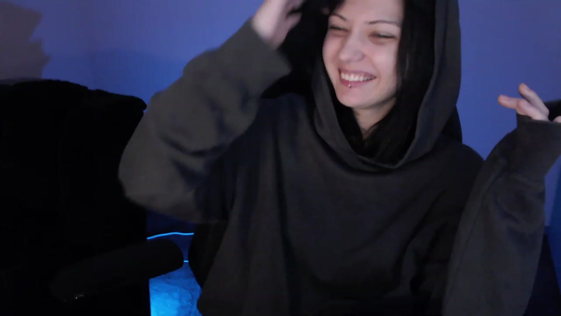 Gallery image thumbnail from RoomToAvoid's myfreecams stream on, 03/10/2023, 02:58 image 4 of 20