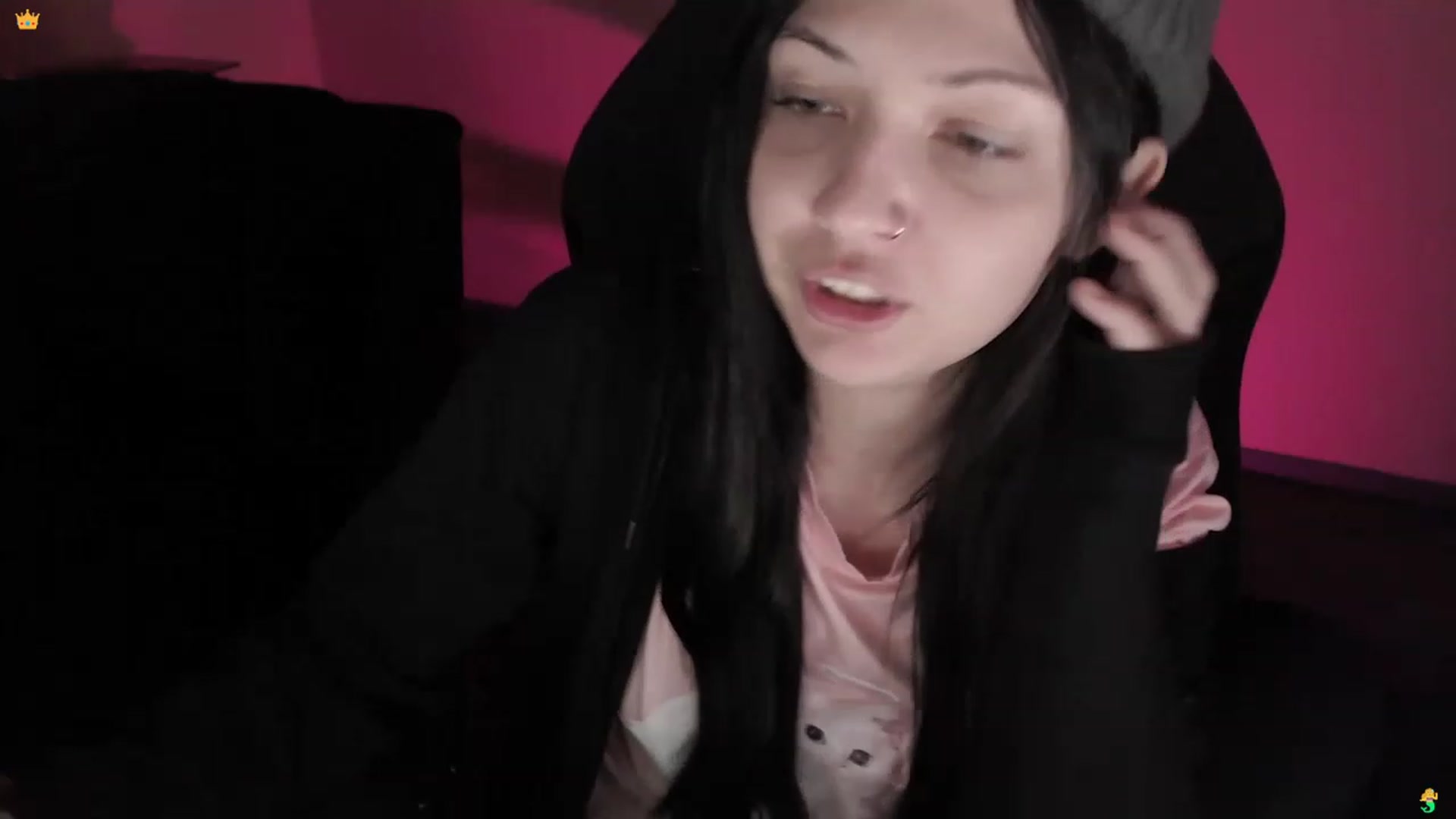 Gallery image thumbnail from RoomToAvoid's myfreecams stream on, 03/15/2023, 24:01 image 7 of 20
