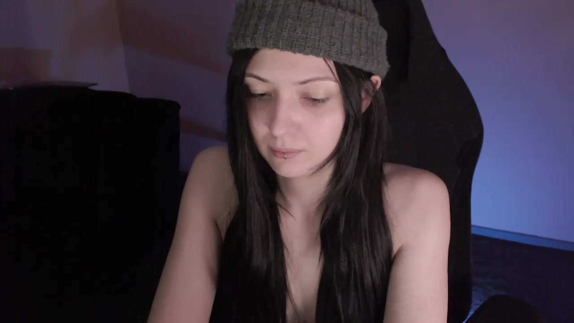 Gallery image thumbnail from RoomToAvoid's myfreecams stream on, 03/15/2023, 24:01 image 19 of 20