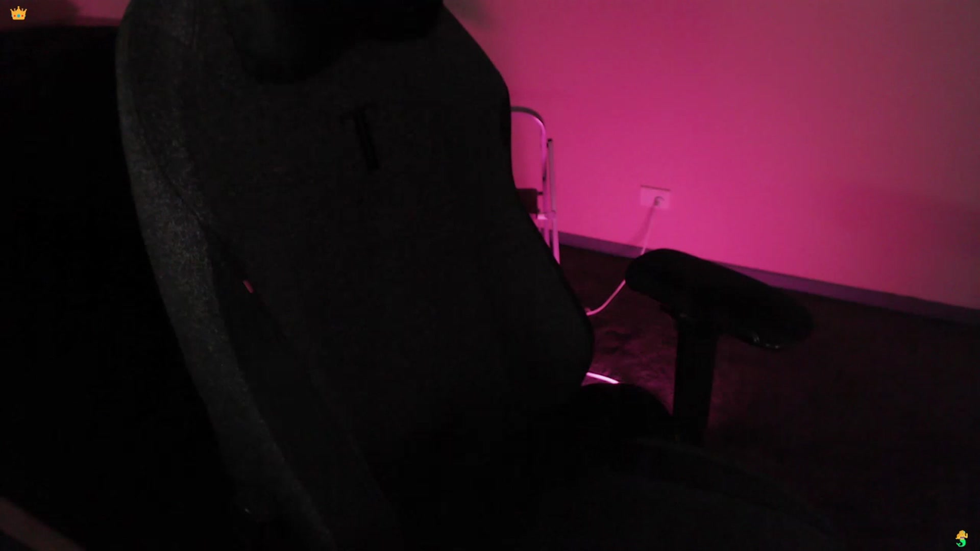 Gallery image thumbnail from RoomToAvoid's myfreecams stream on, 03/15/2023, 24:01 image 11 of 20
