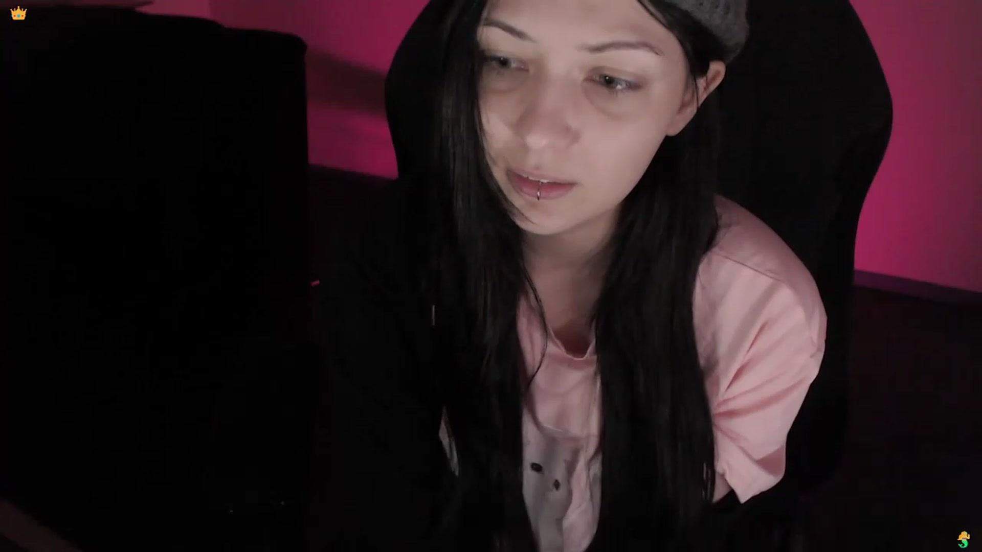 Gallery image thumbnail from RoomToAvoid's myfreecams stream on, 03/15/2023, 04:08 image 5 of 20