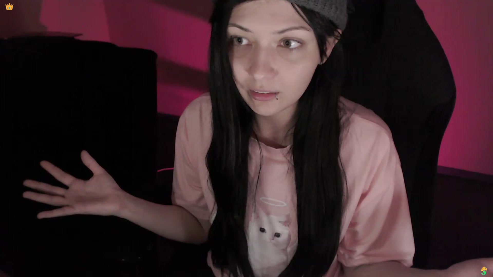 Gallery image thumbnail from RoomToAvoid's myfreecams stream on, 03/15/2023, 04:08 image 6 of 20