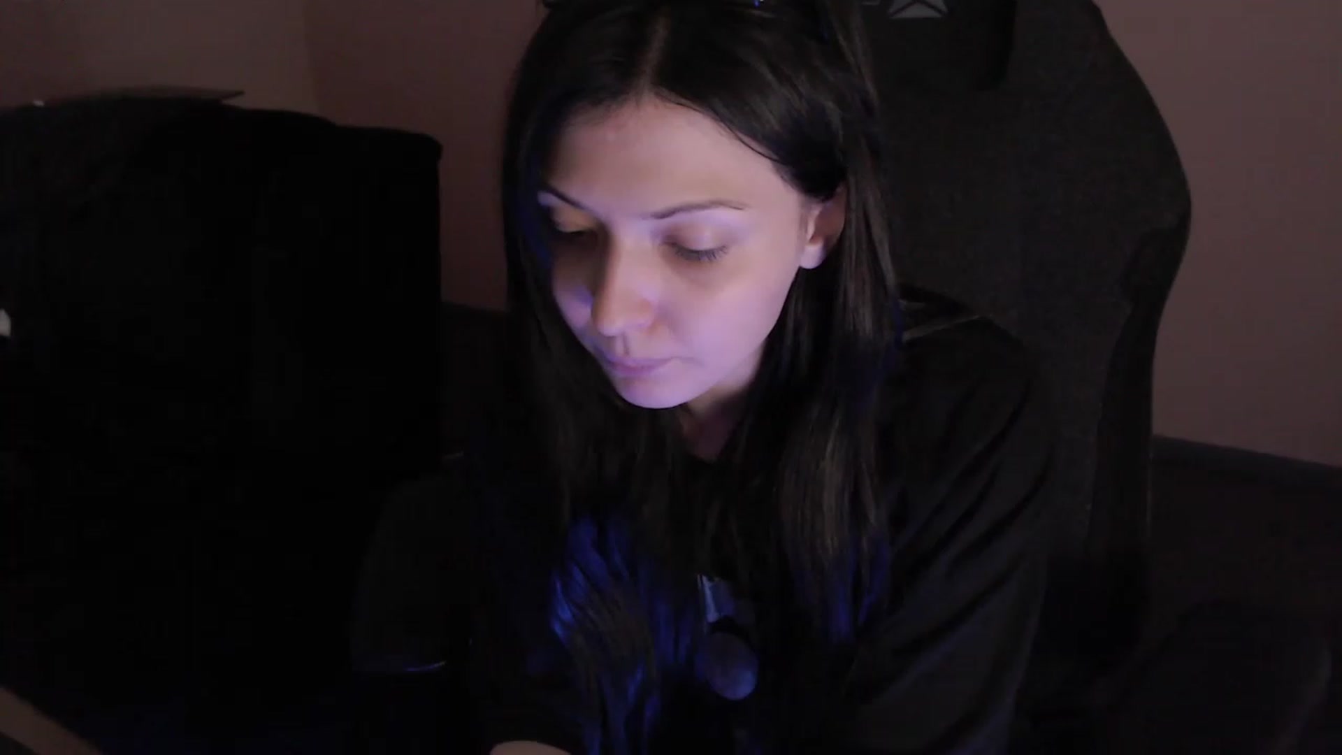 Gallery image thumbnail from RoomToAvoid's myfreecams stream on, 03/15/2023, 06:30 image 12 of 20