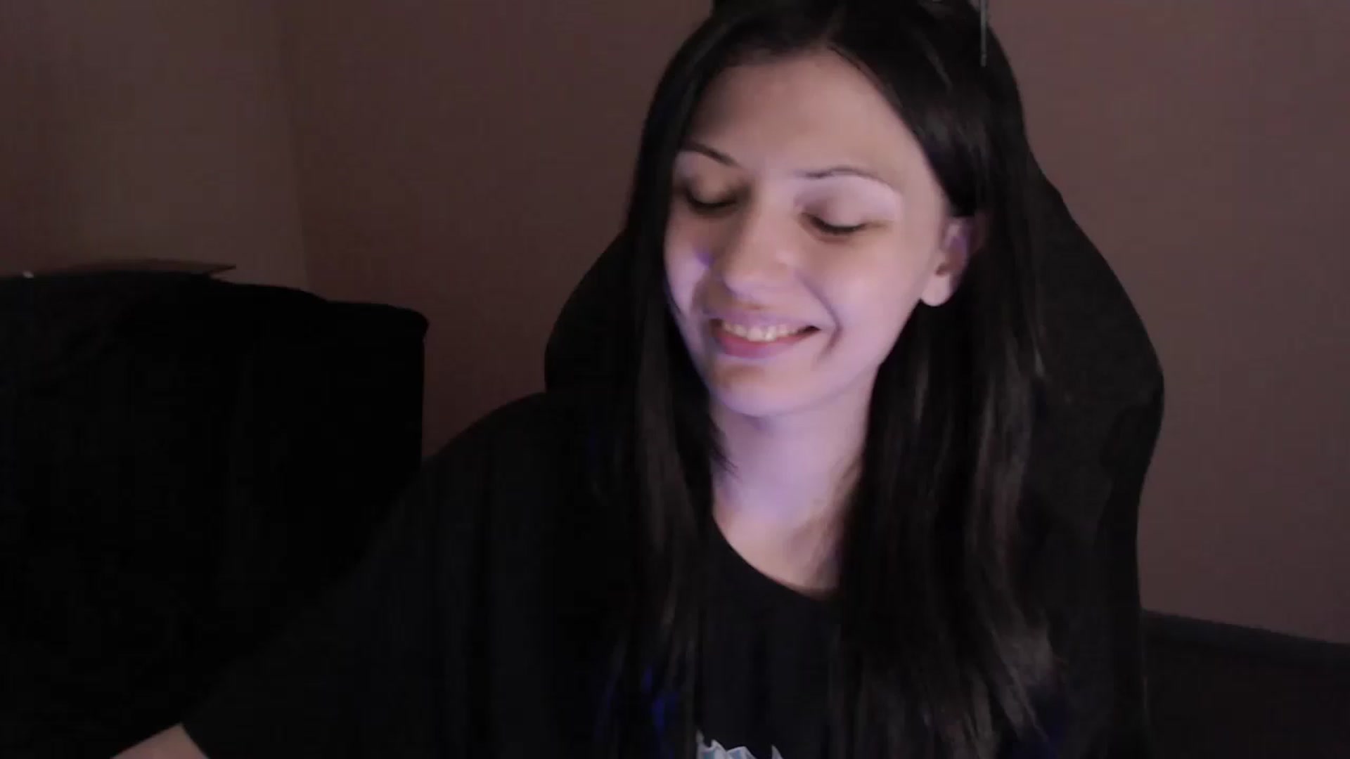 Gallery image thumbnail from RoomToAvoid's myfreecams stream on, 03/15/2023, 06:30 image 2 of 20