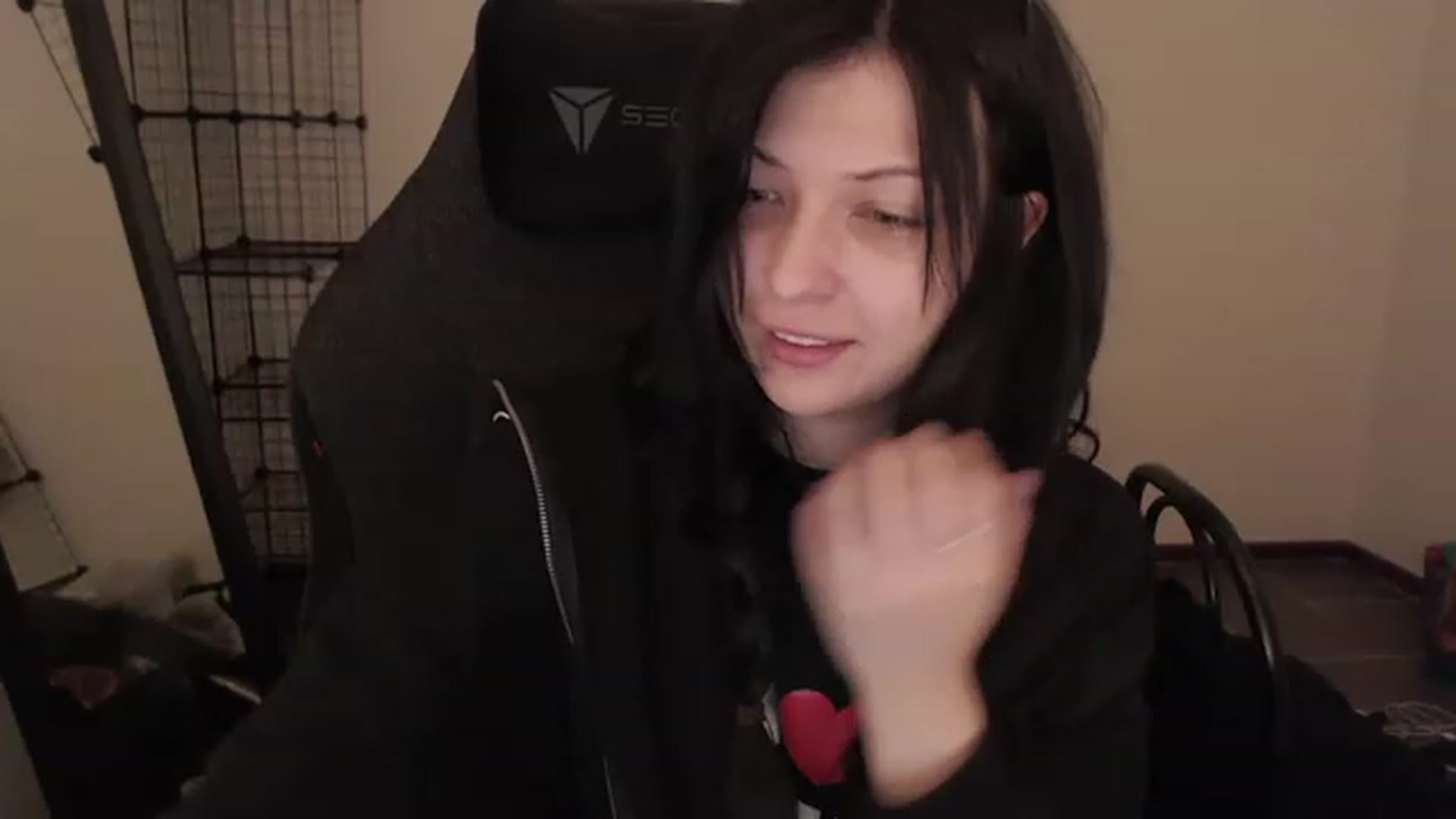 Gallery image thumbnail from RoomToAvoid's myfreecams stream on, 03/21/2023, 24:10 image 4 of 20