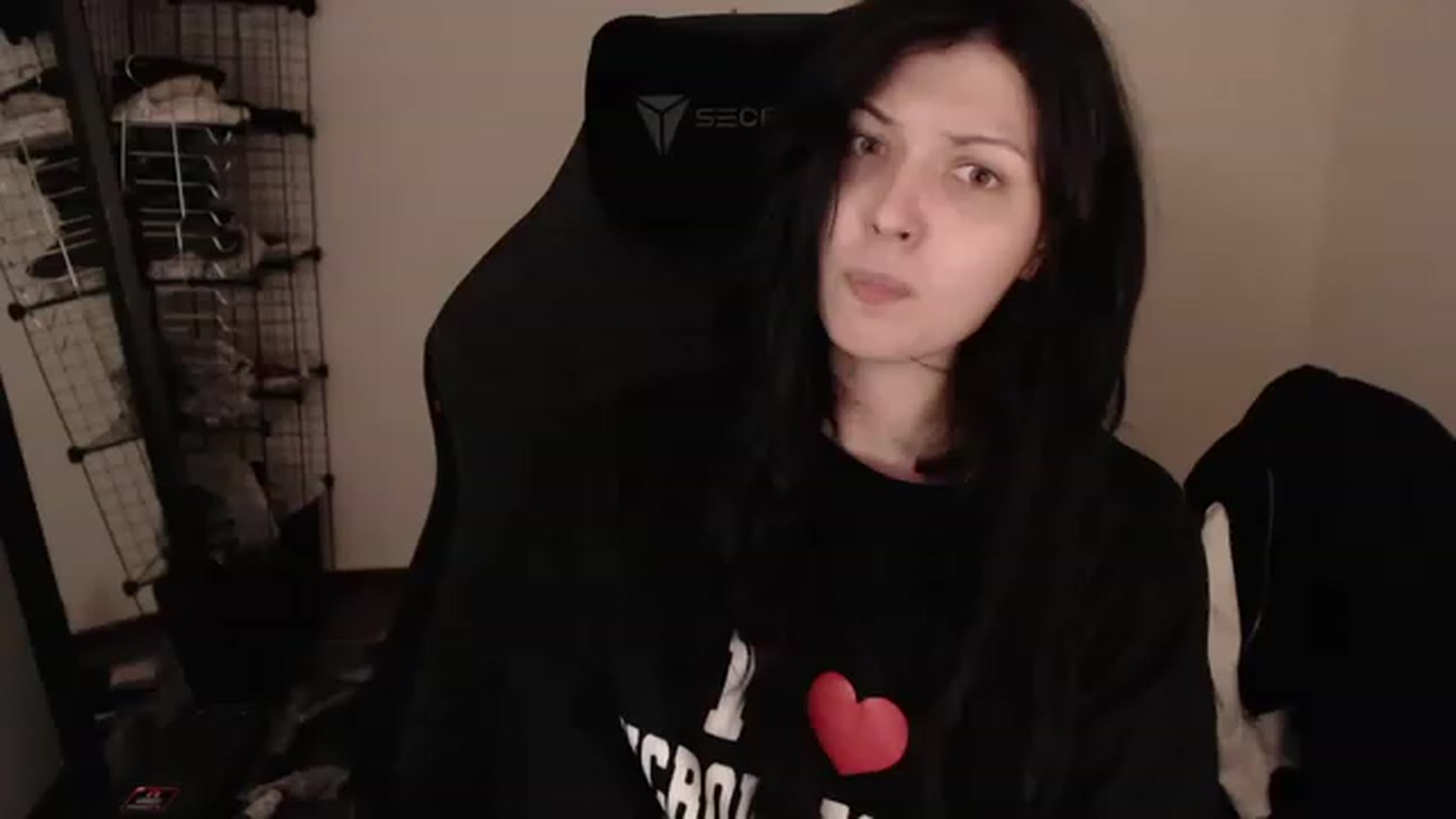 Gallery image thumbnail from RoomToAvoid's myfreecams stream on, 03/21/2023, 04:15 image 2 of 20