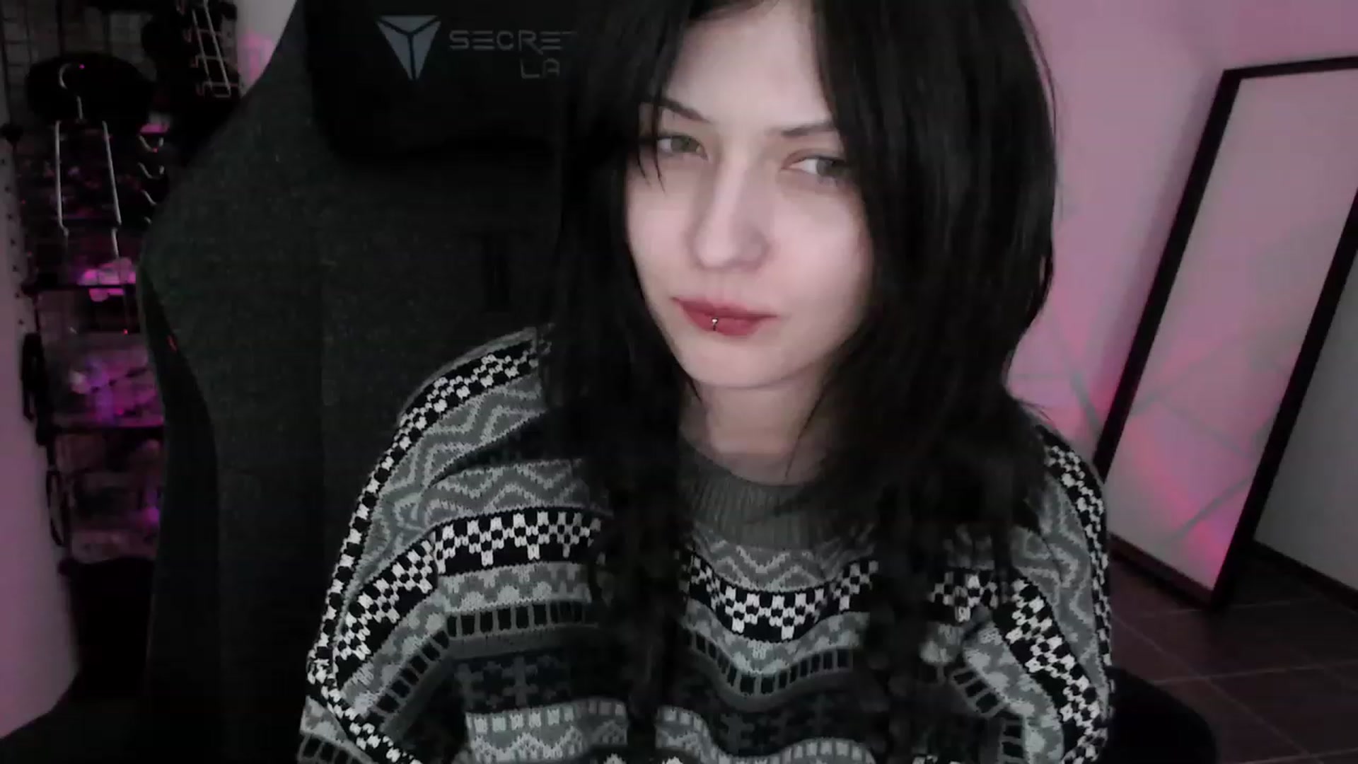 Gallery image thumbnail from RoomToAvoid's myfreecams stream on, 03/25/2023, 04:02 image 7 of 20