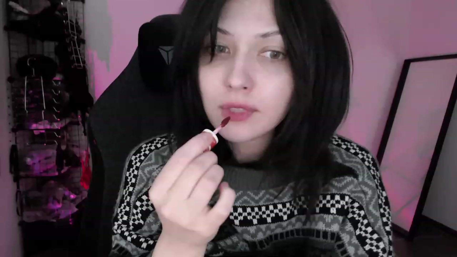 Gallery image thumbnail from RoomToAvoid's myfreecams stream on, 03/25/2023, 04:02 image 2 of 20