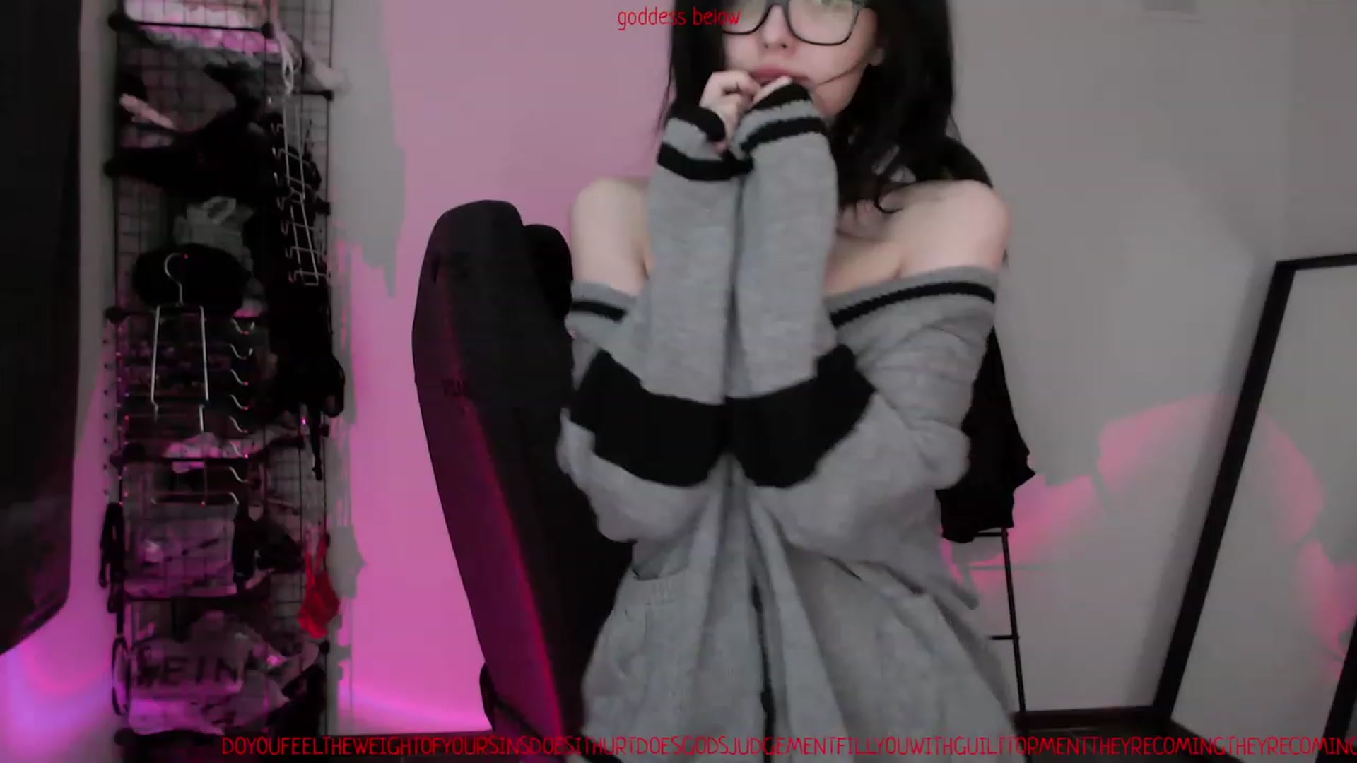 Gallery image thumbnail from RoomToAvoid's myfreecams stream on, 03/25/2023, 06:52 image 15 of 20