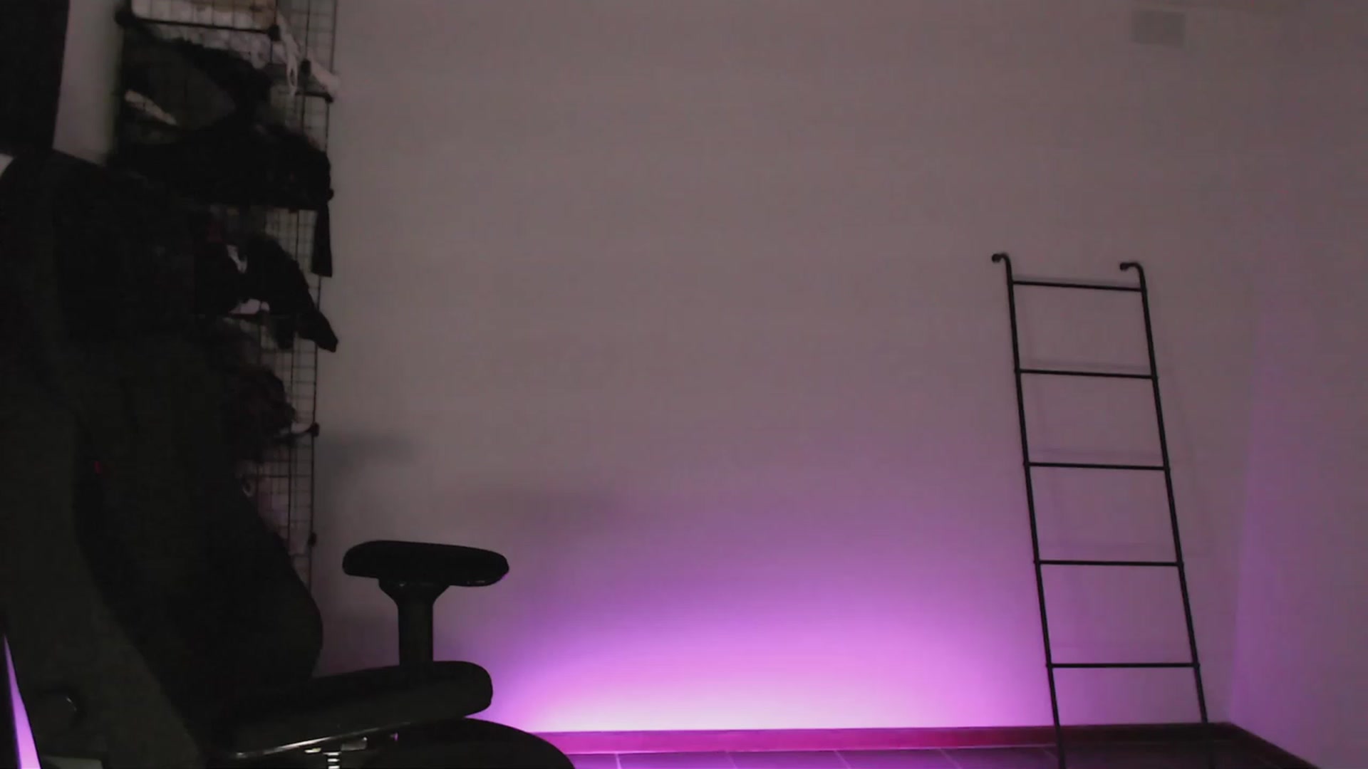 Gallery image thumbnail from RoomToAvoid's myfreecams stream on, 03/27/2023, 02:36 image 8 of 20