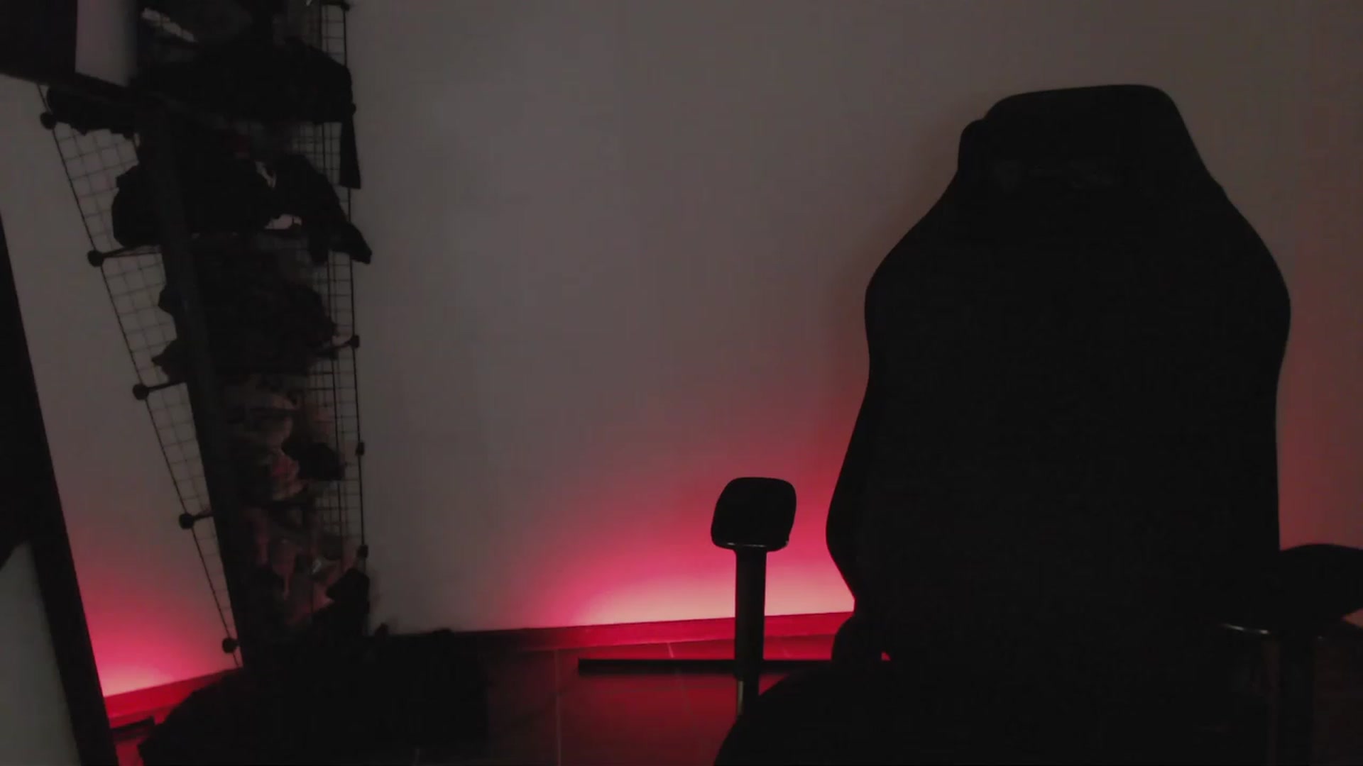 Gallery image thumbnail from RoomToAvoid's myfreecams stream on, 03/27/2023, 07:45 image 4 of 20