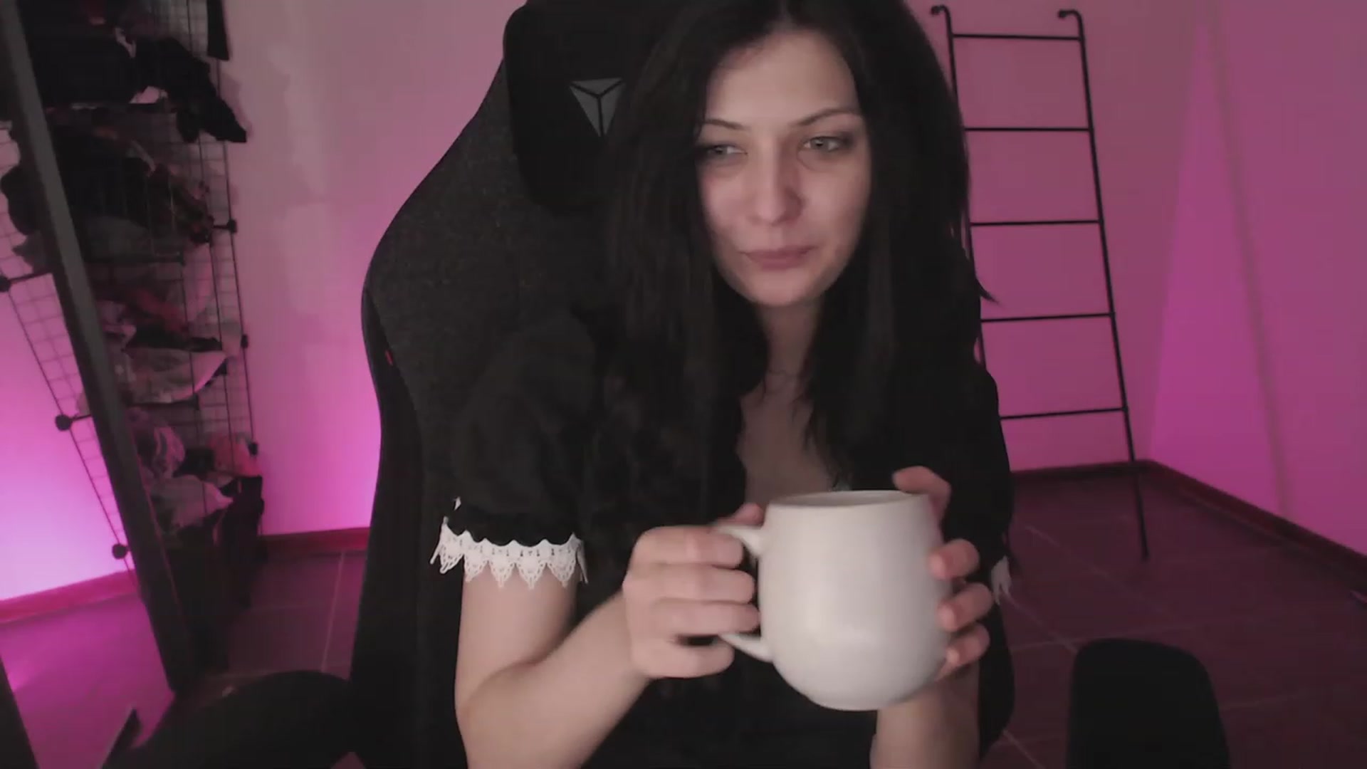 Gallery image thumbnail from RoomToAvoid's myfreecams stream on, 03/29/2023, 03:34 image 9 of 20