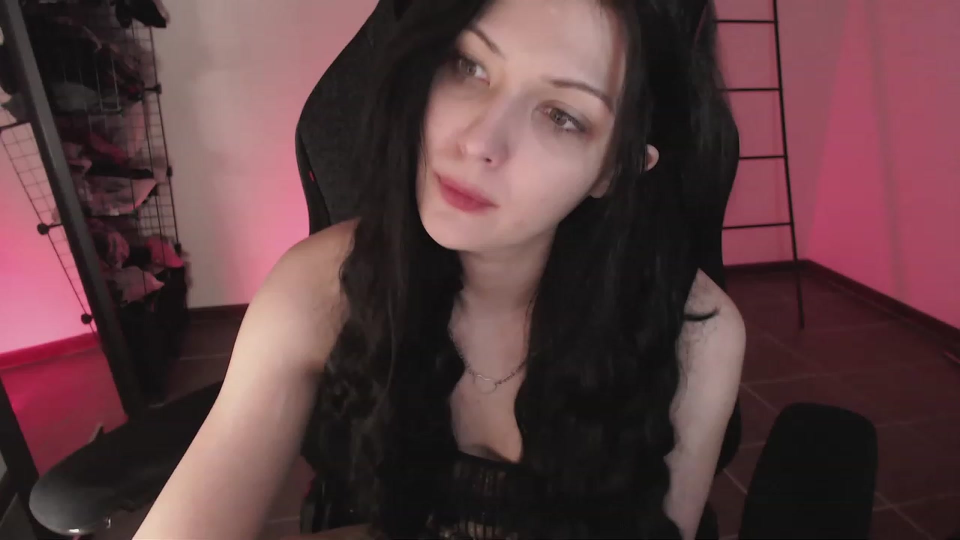 Gallery image thumbnail from RoomToAvoid's myfreecams stream on, 03/29/2023, 04:48 image 1 of 20