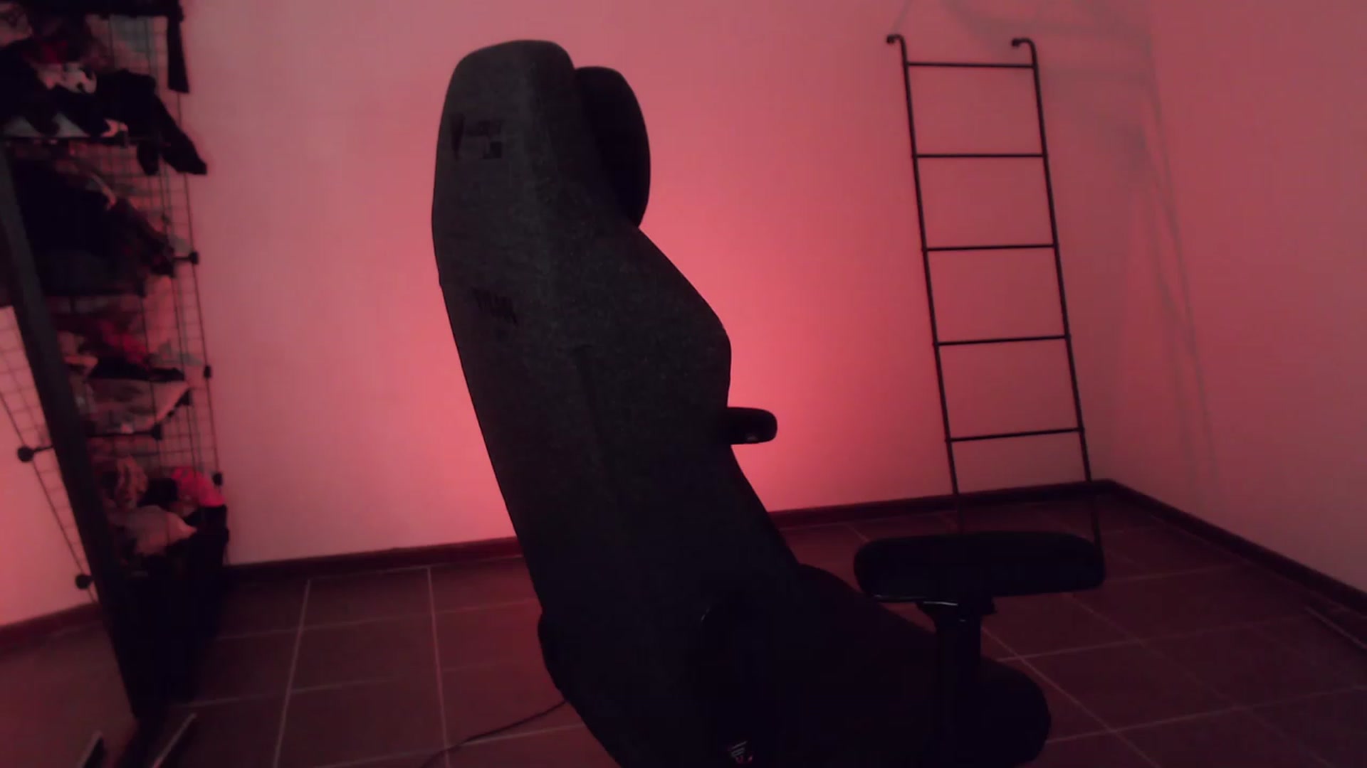Gallery image thumbnail from RoomToAvoid's myfreecams stream on, 03/30/2023, 06:41 image 8 of 20
