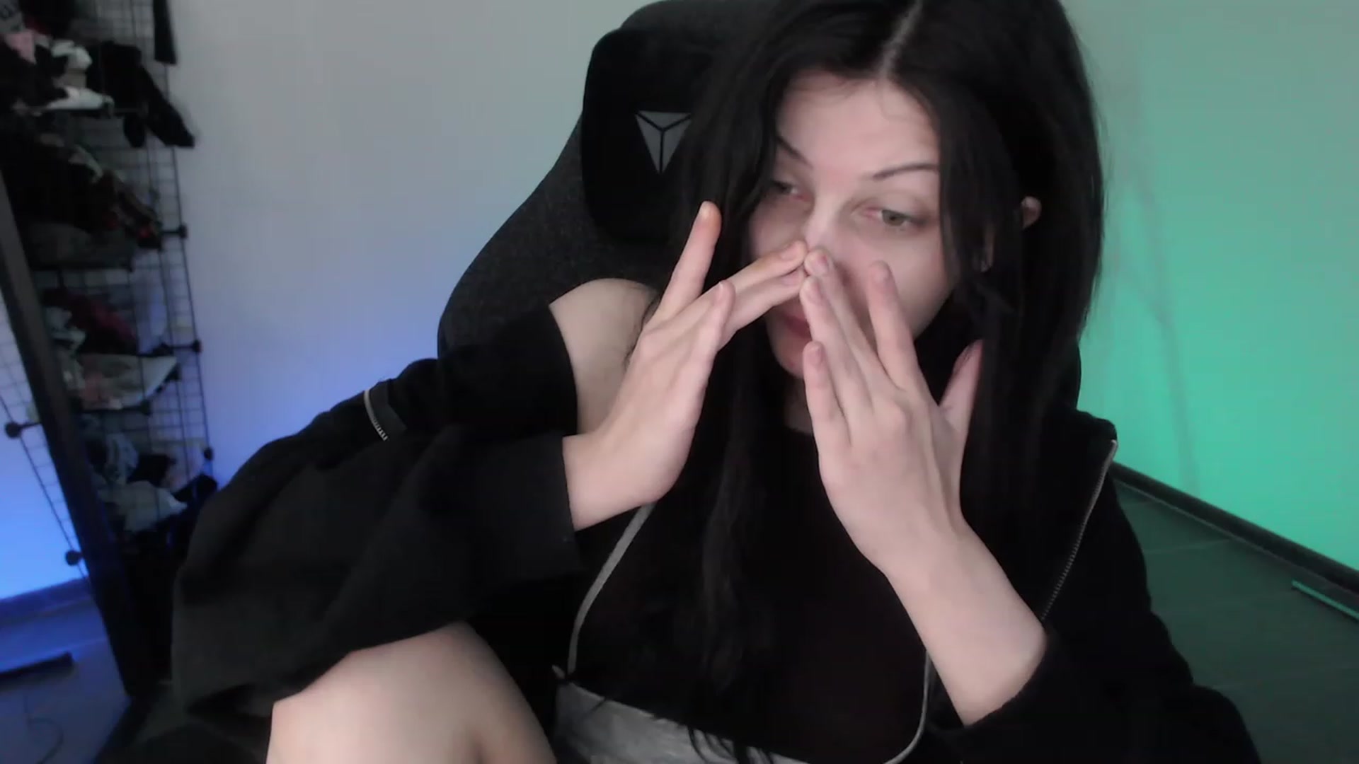 Gallery image thumbnail from RoomToAvoid's myfreecams stream on, 03/31/2023, 04:01 image 12 of 20