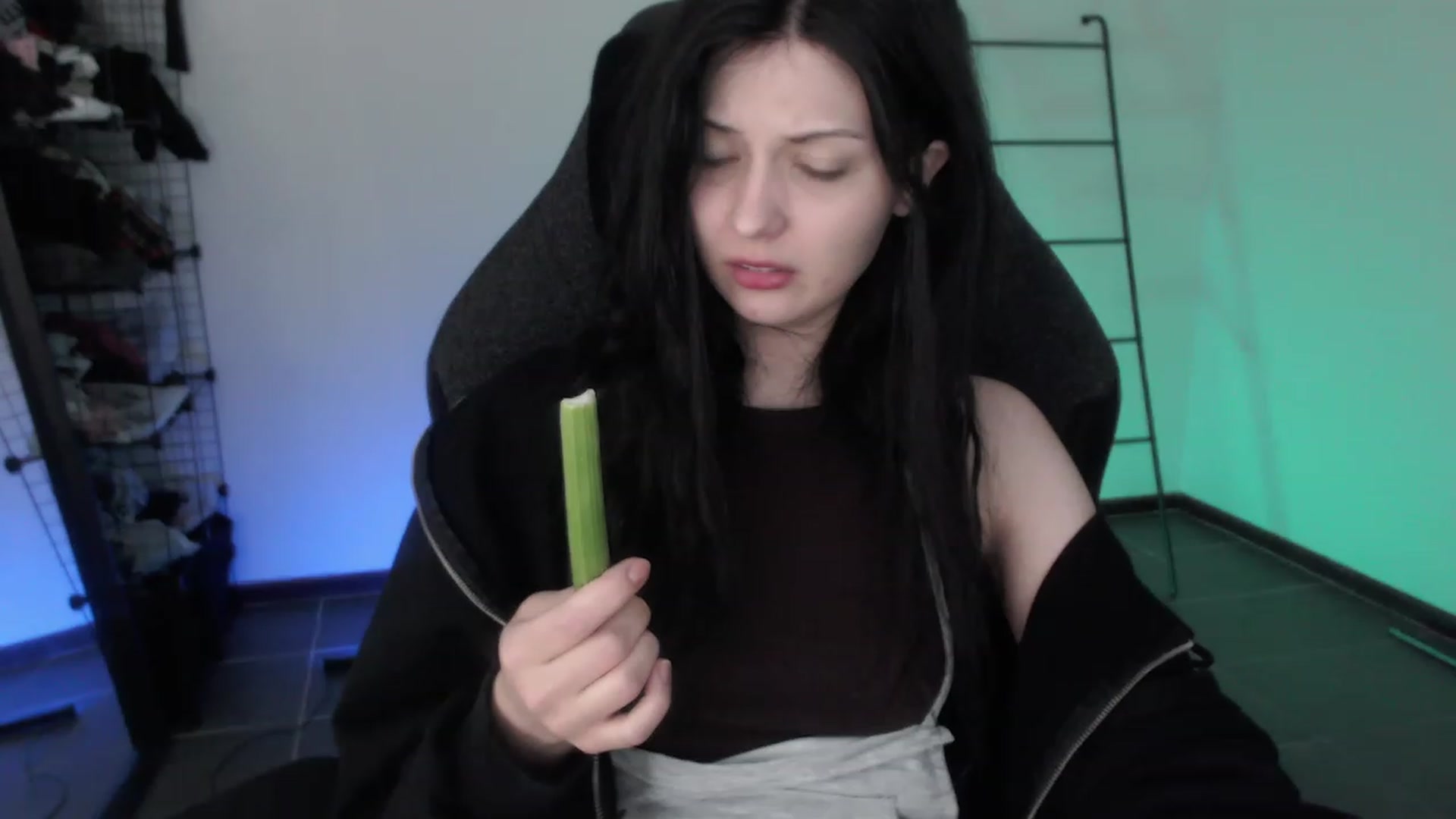 Gallery image thumbnail from RoomToAvoid's myfreecams stream on, 03/31/2023, 04:01 image 9 of 20