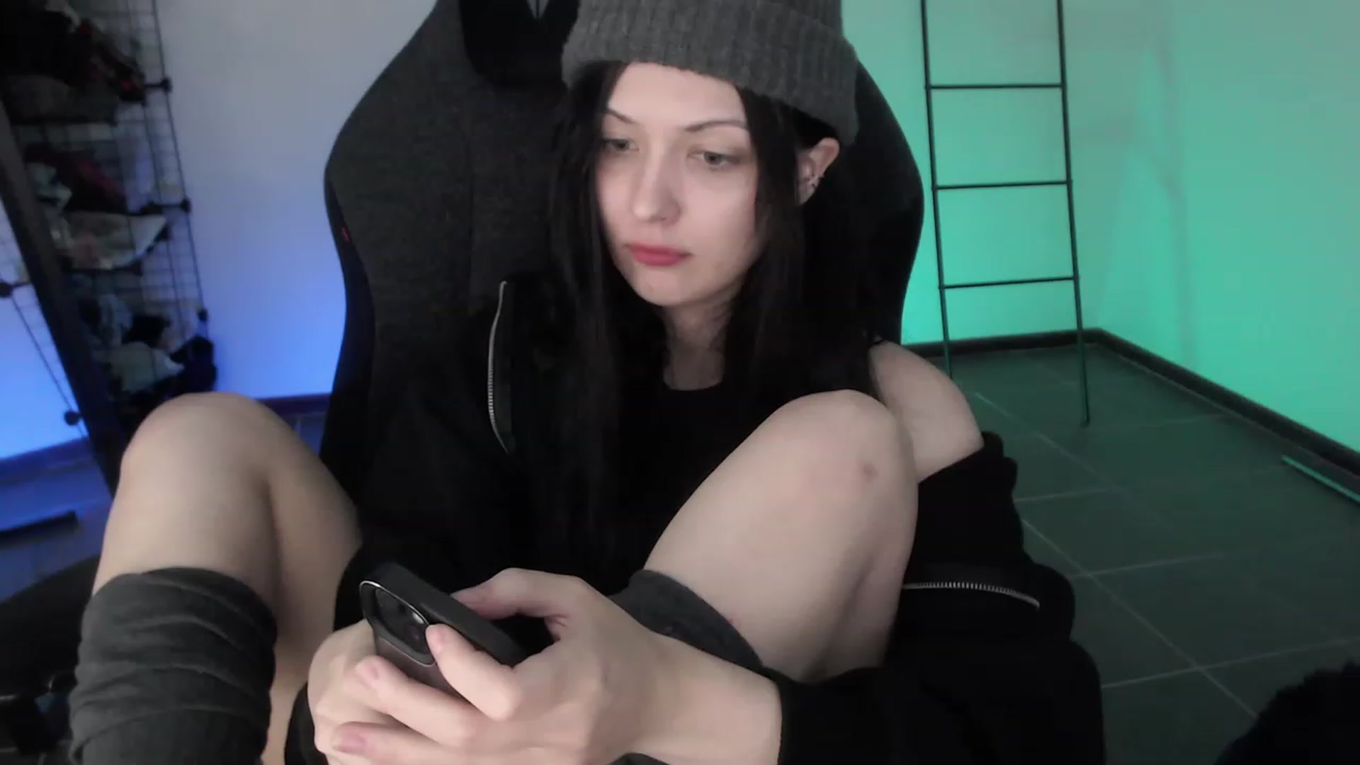 Gallery image thumbnail from RoomToAvoid's myfreecams stream on, 03/31/2023, 04:01 image 7 of 20