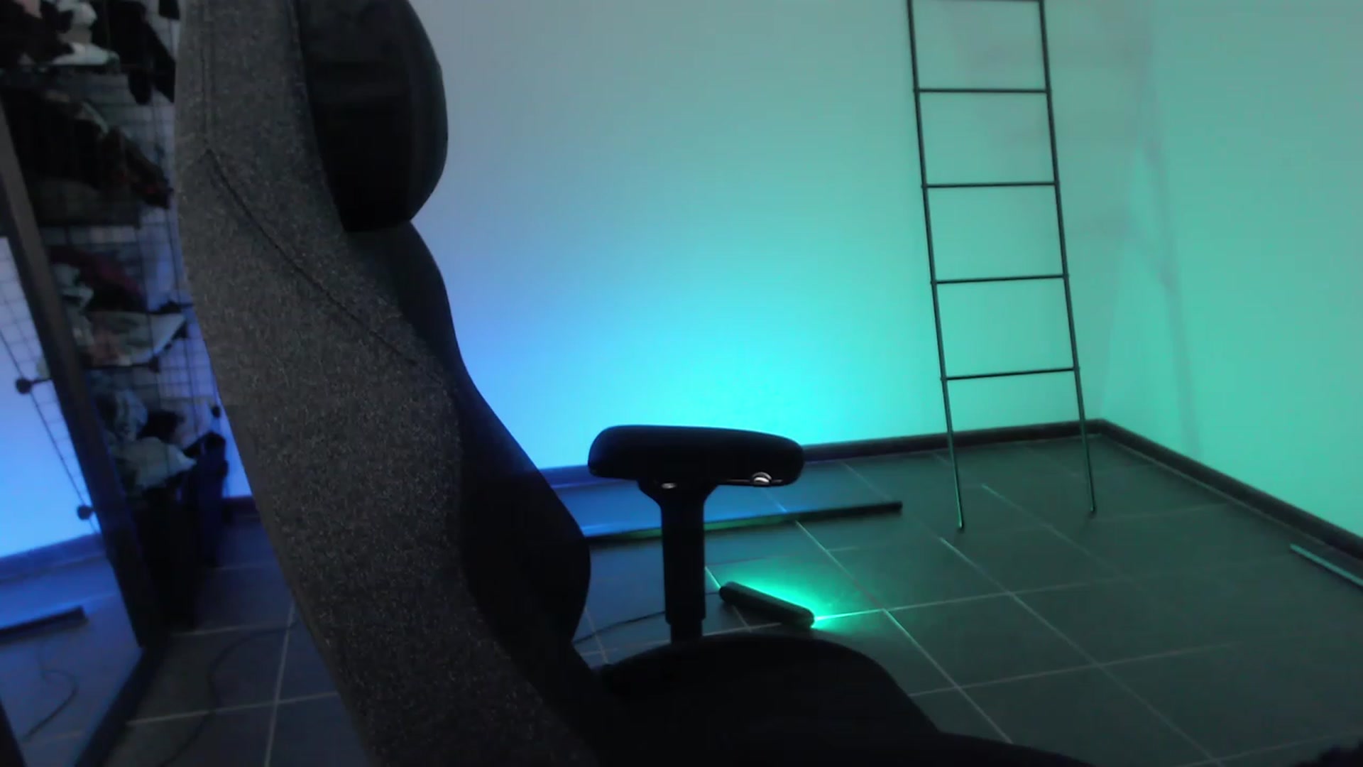 Gallery image thumbnail from RoomToAvoid's myfreecams stream on, 03/31/2023, 04:01 image 3 of 20