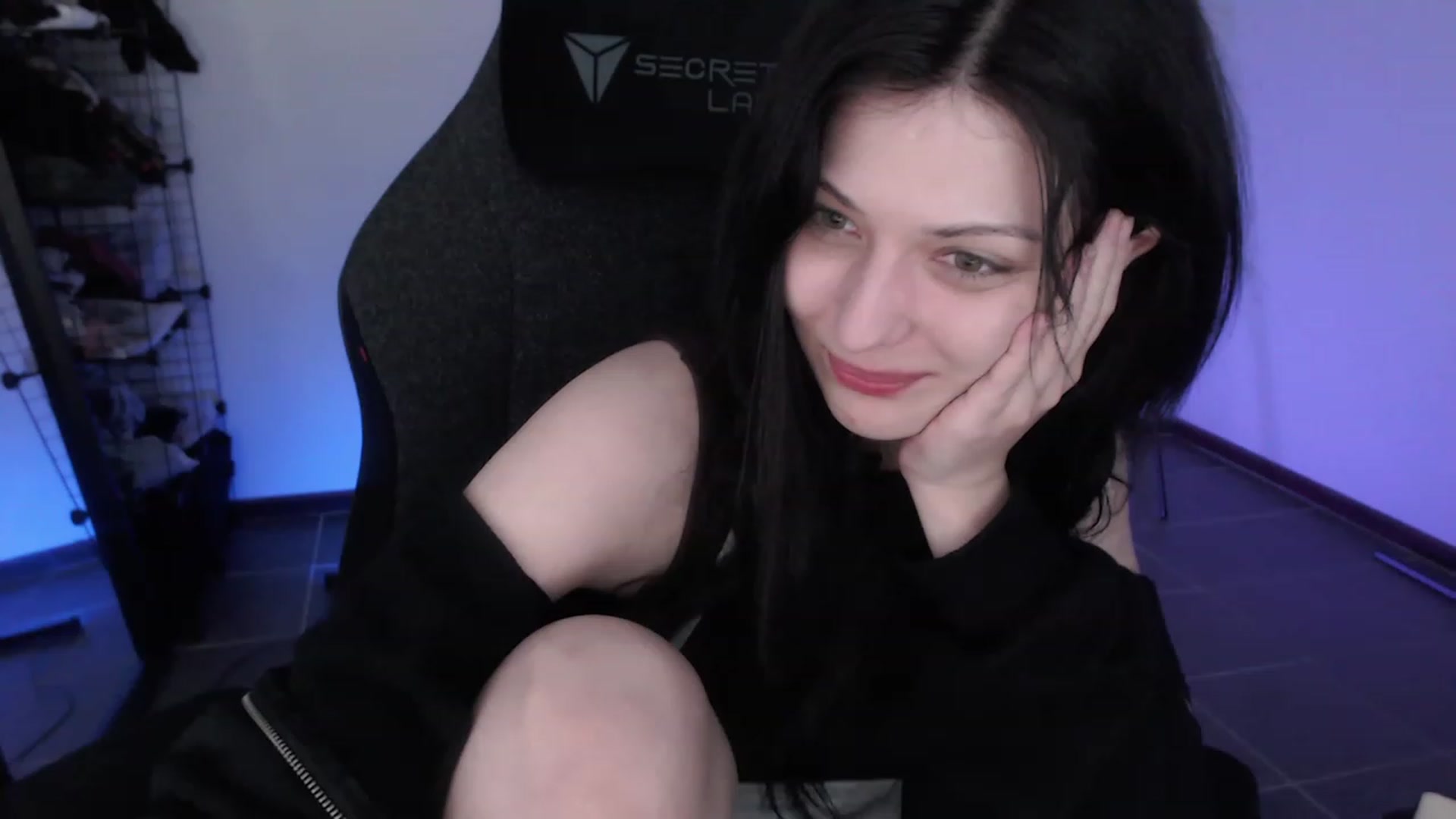 Gallery image thumbnail from RoomToAvoid's myfreecams stream on, 03/31/2023, 04:01 image 16 of 20