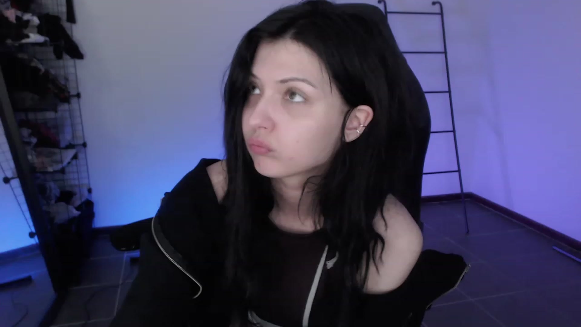 Gallery image thumbnail from RoomToAvoid's myfreecams stream on, 03/31/2023, 05:06 image 18 of 20