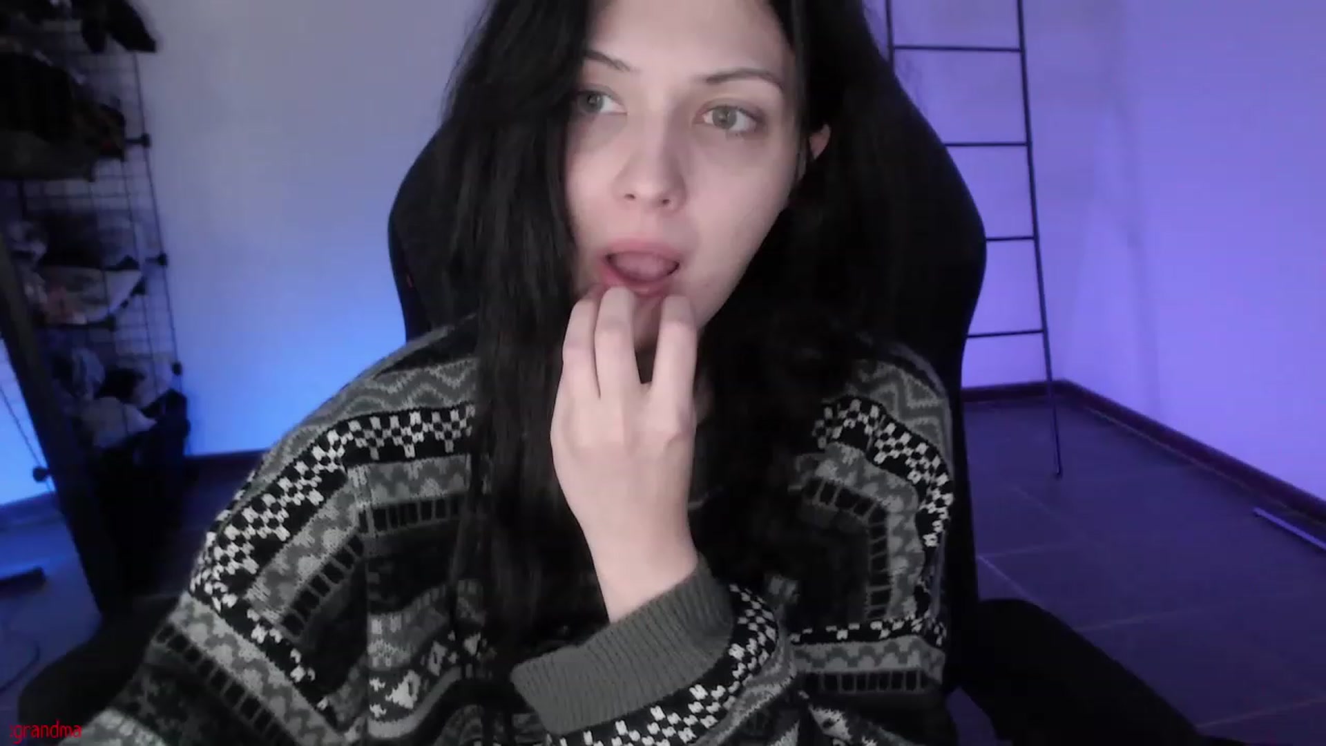 Gallery image thumbnail from RoomToAvoid's myfreecams stream on, 03/31/2023, 07:08 image 2 of 20