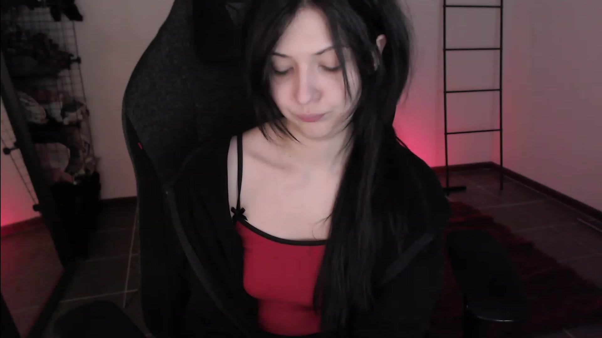 Gallery image thumbnail from RoomToAvoid's myfreecams stream on, 04/01/2023, 07:22 image 4 of 20