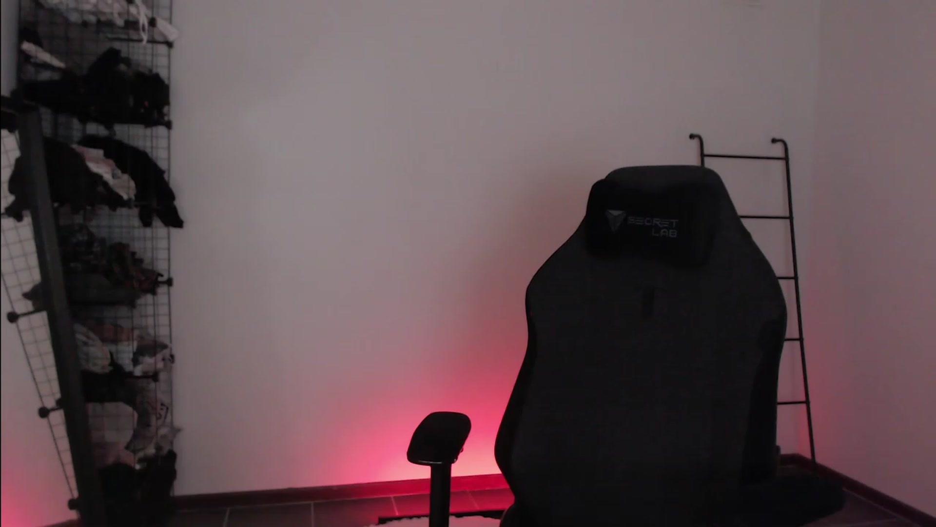 Gallery image thumbnail from RoomToAvoid's myfreecams stream on, 04/01/2023, 07:22 image 11 of 20