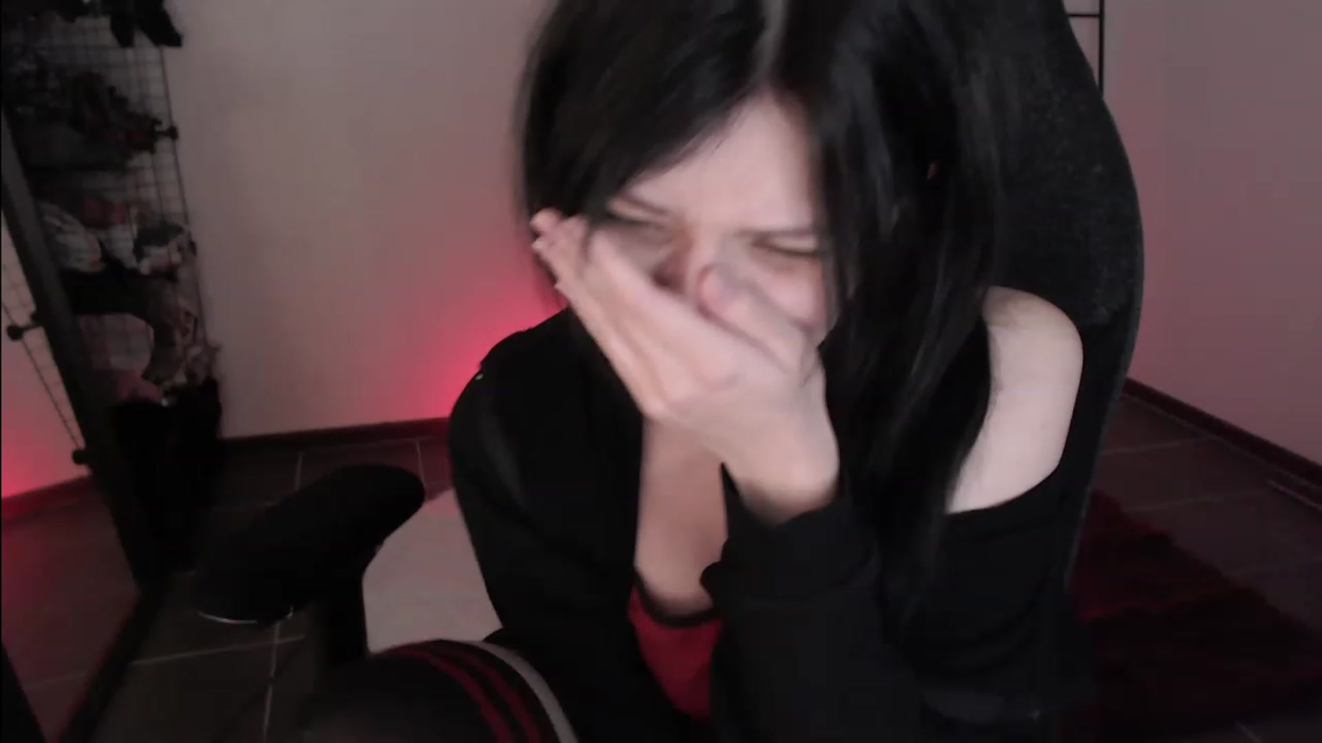 Gallery image thumbnail from RoomToAvoid's myfreecams stream on, 04/01/2023, 07:22 image 6 of 20